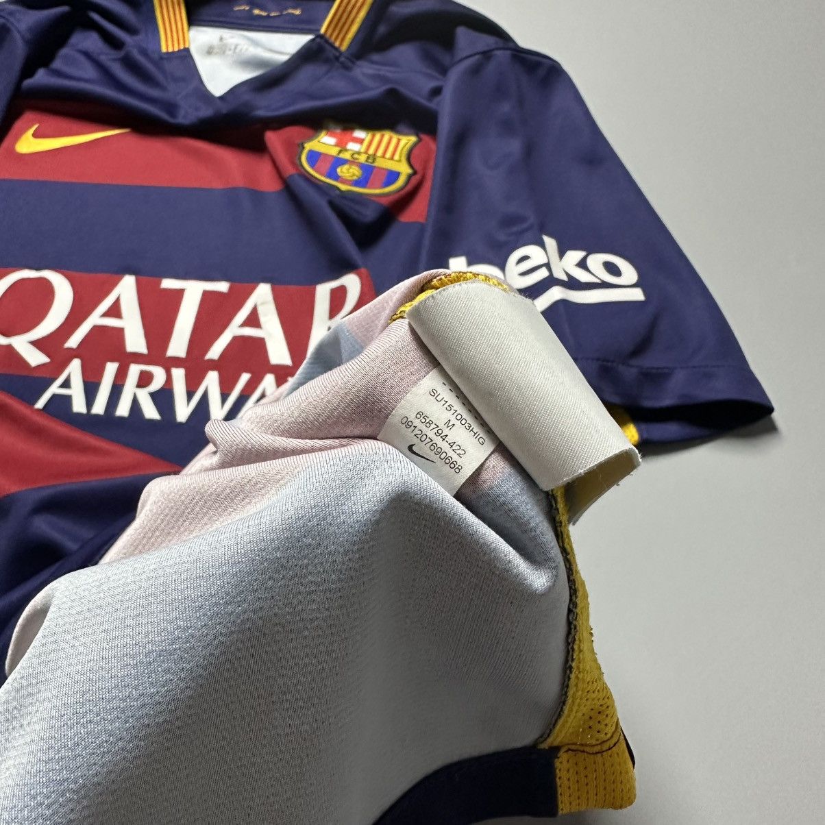 Nike BARCELONA NIKE 2015/2016 FOOTBALL HOME JERSEY #10 MESSI Size US M / EU 48-50 / 2 - 16 Thumbnail