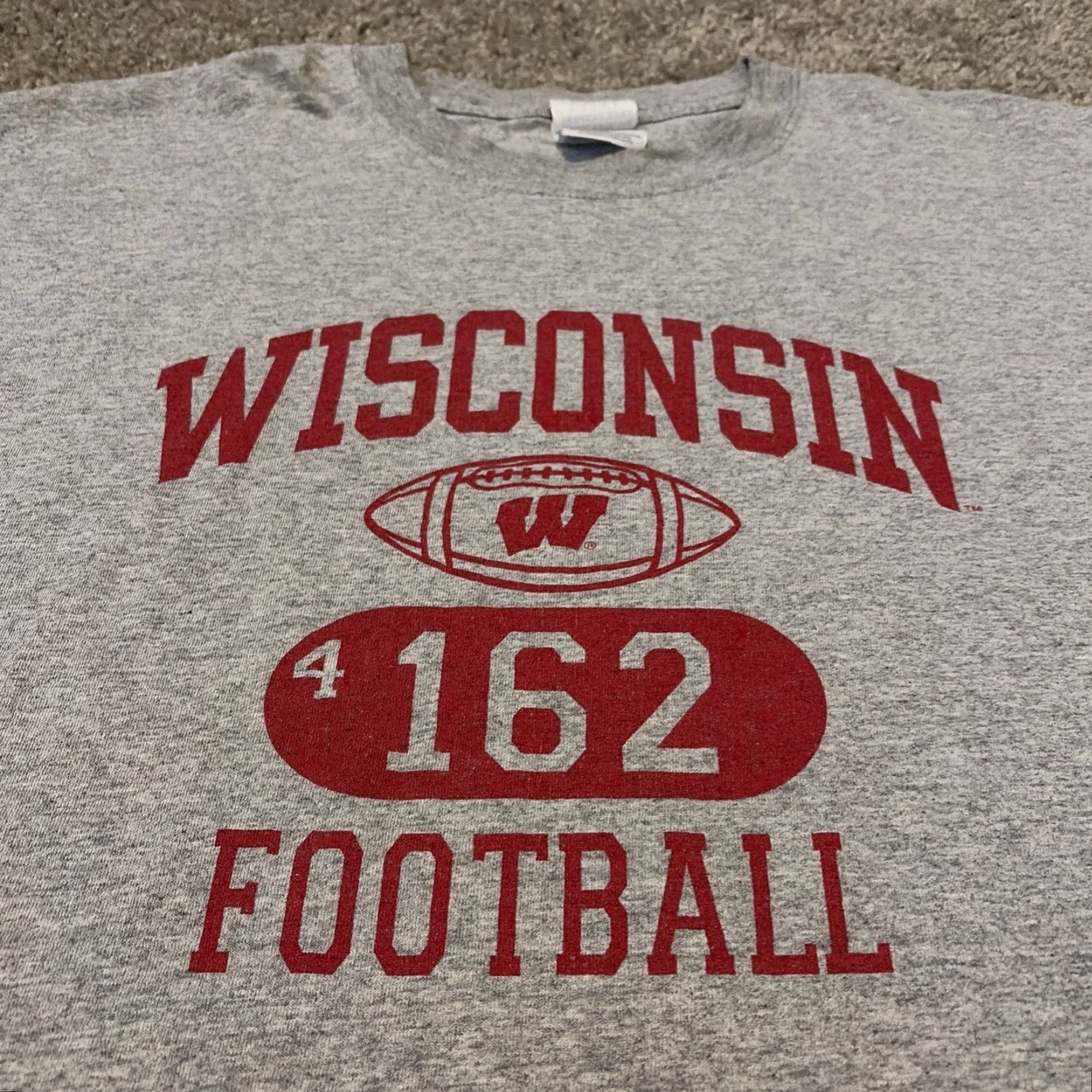 Gildan VINTAGE University Of Wisconsin Badgers Football Gray T-Shirt 2XL Mens Gildan Regular Size Gray University 90s/Concert (if applicable) Size US XXL / EU 58 / 5 - 3 Thumbnail