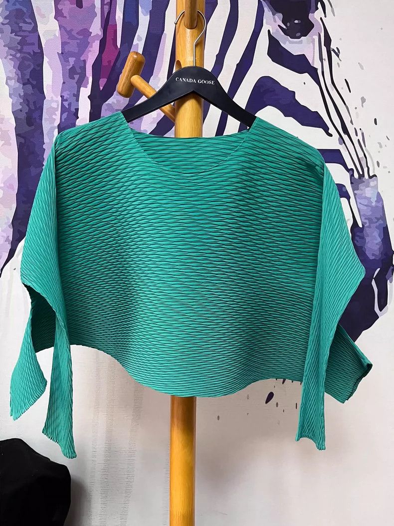 Issey Miyake Issey Miyake size:2 Green main line small fish scale short Size S / US 4 / IT 40 - 2 Thumbnail