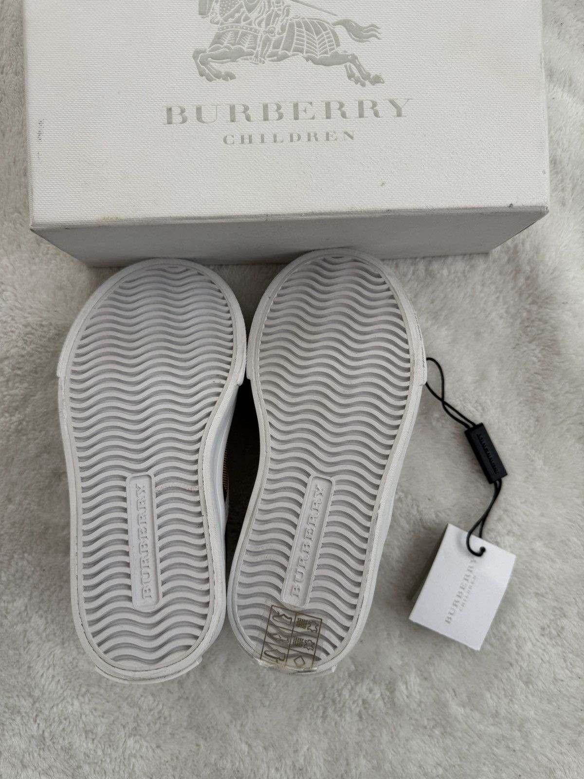 Burberry Burberry Kids Slip On Sneaker Size 9 Children Size US 5 / EU 37 - 3 Thumbnail