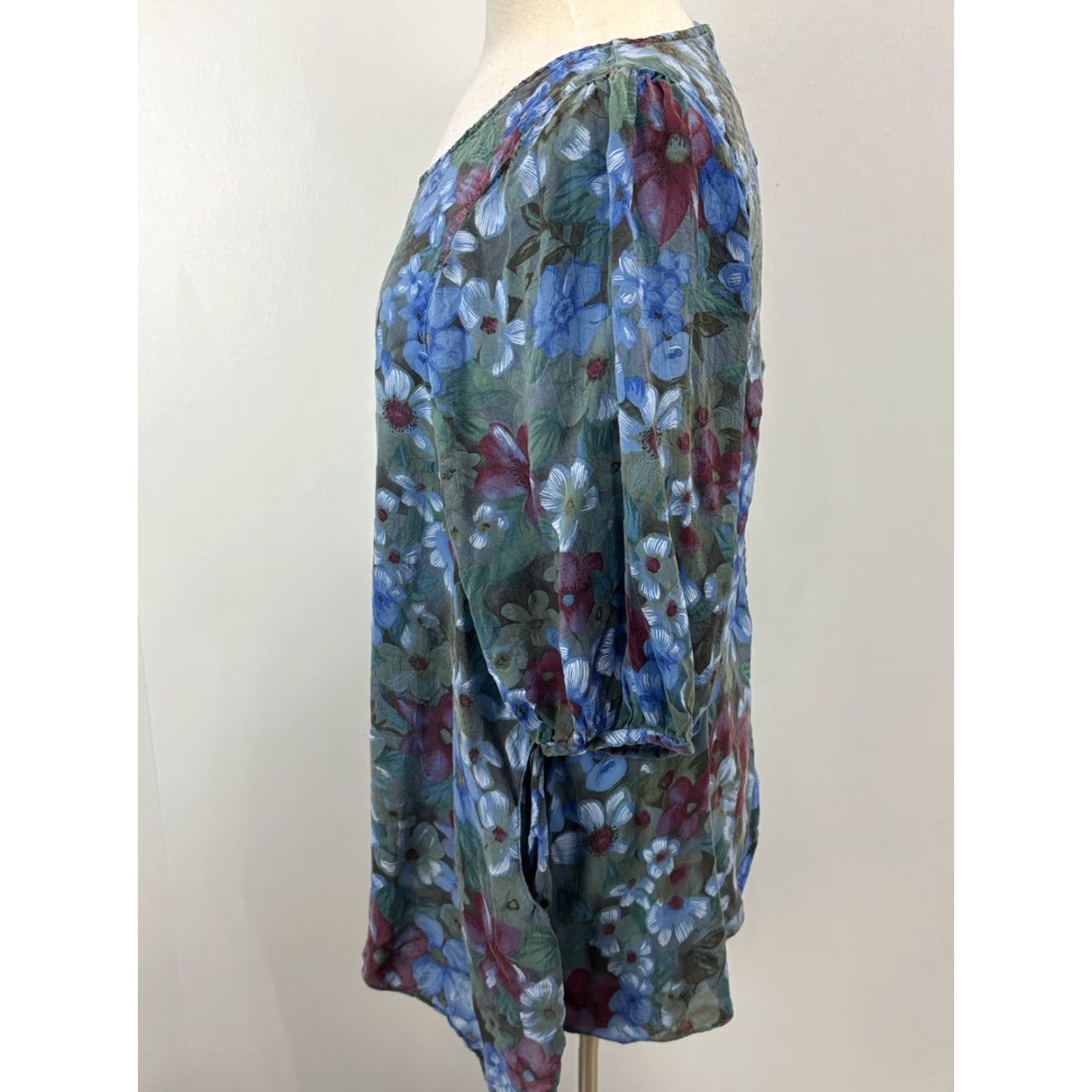 VINTAGE Tianello Women's Tunic Top Shirt Medium Blue Floral Short Sleeve Puff Sleeve Scoop Neck Rayon Made USA Womens