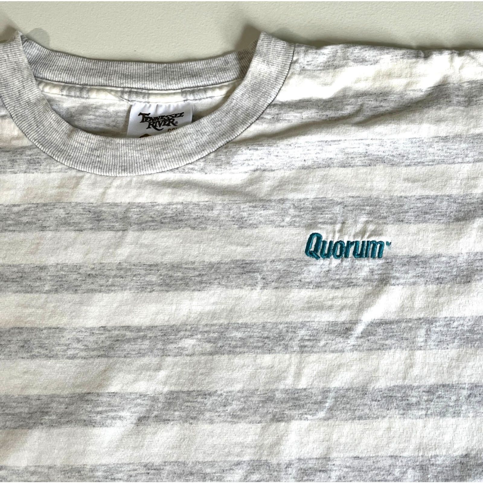 Vintage VINTAGE Tennessee River Gold Unisex Adults T-Shirt XL White Gray 1994 Las Vegas The Diamond Journey Quorum Tee Striped 90s USA 100% Cotton Made in USA Size US XL / EU 56 / 4 - 6 Thumbnail