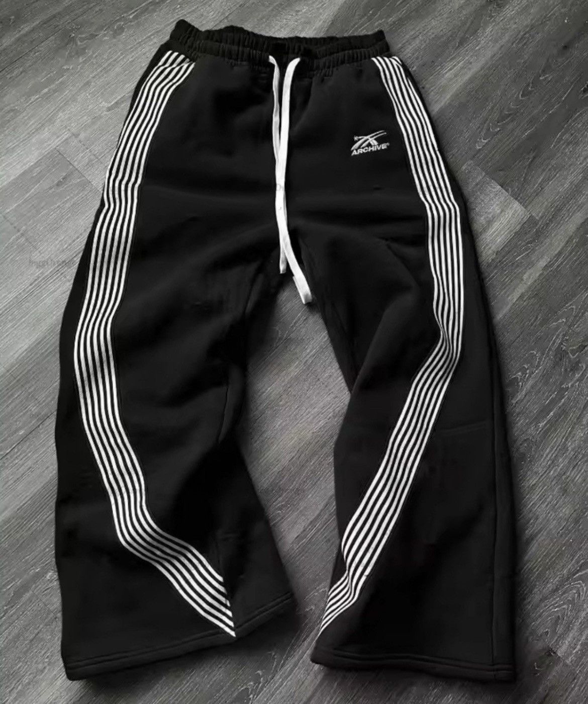Japanese Brand Y2K style sweatpants Size US 31 - 1 Thumbnail