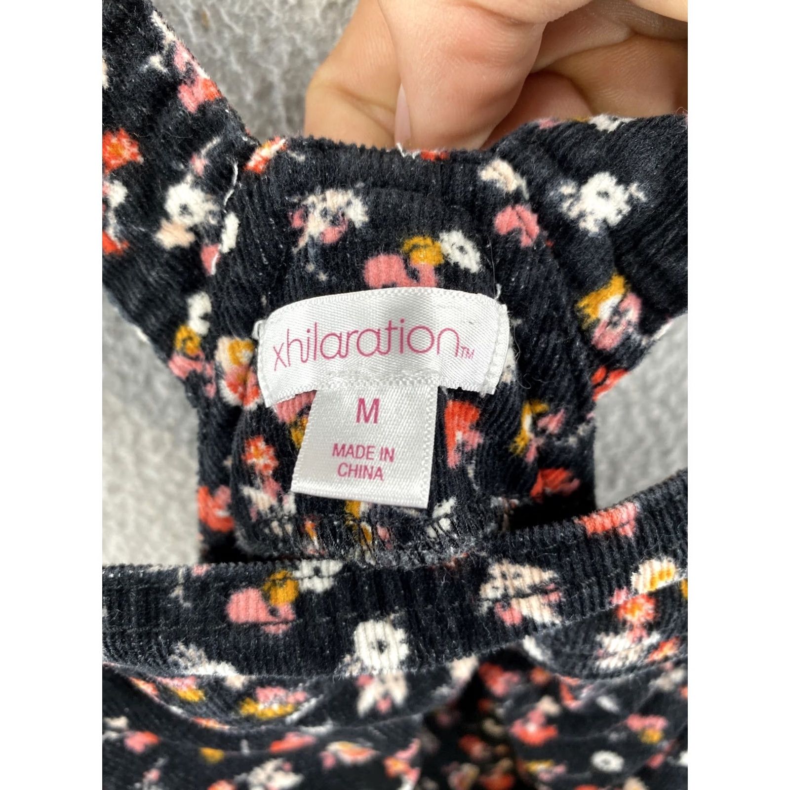 Vintage XHILARATION Black Floral Corduroy Overall Dress Mini Length M Women Size 32" / US 10 / IT 46 - 4 Thumbnail