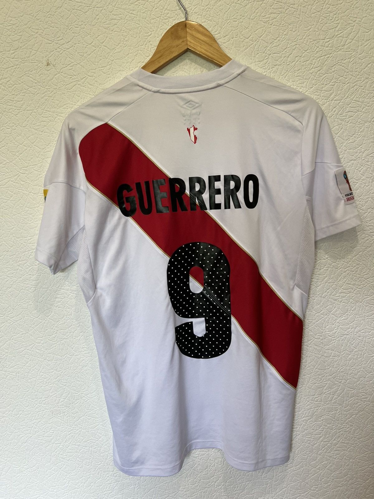 Umbro GUERRERO Peru Umbro 2018 Home Kit Soccer Jersey Football Size US M / EU 48-50 / 2 - 2 Thumbnail