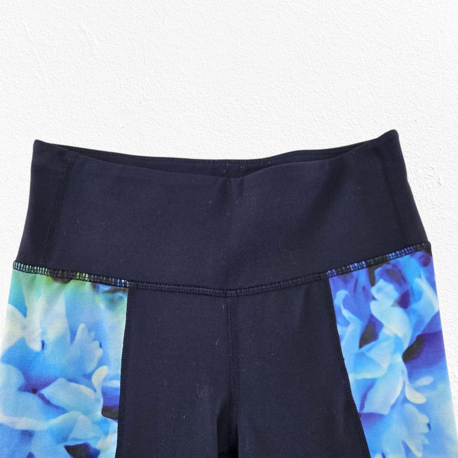 Athleta Athleta Black Blue Floral Leggings Activewear Size XS Size 26" / US 2 / IT 38 - 4 Thumbnail