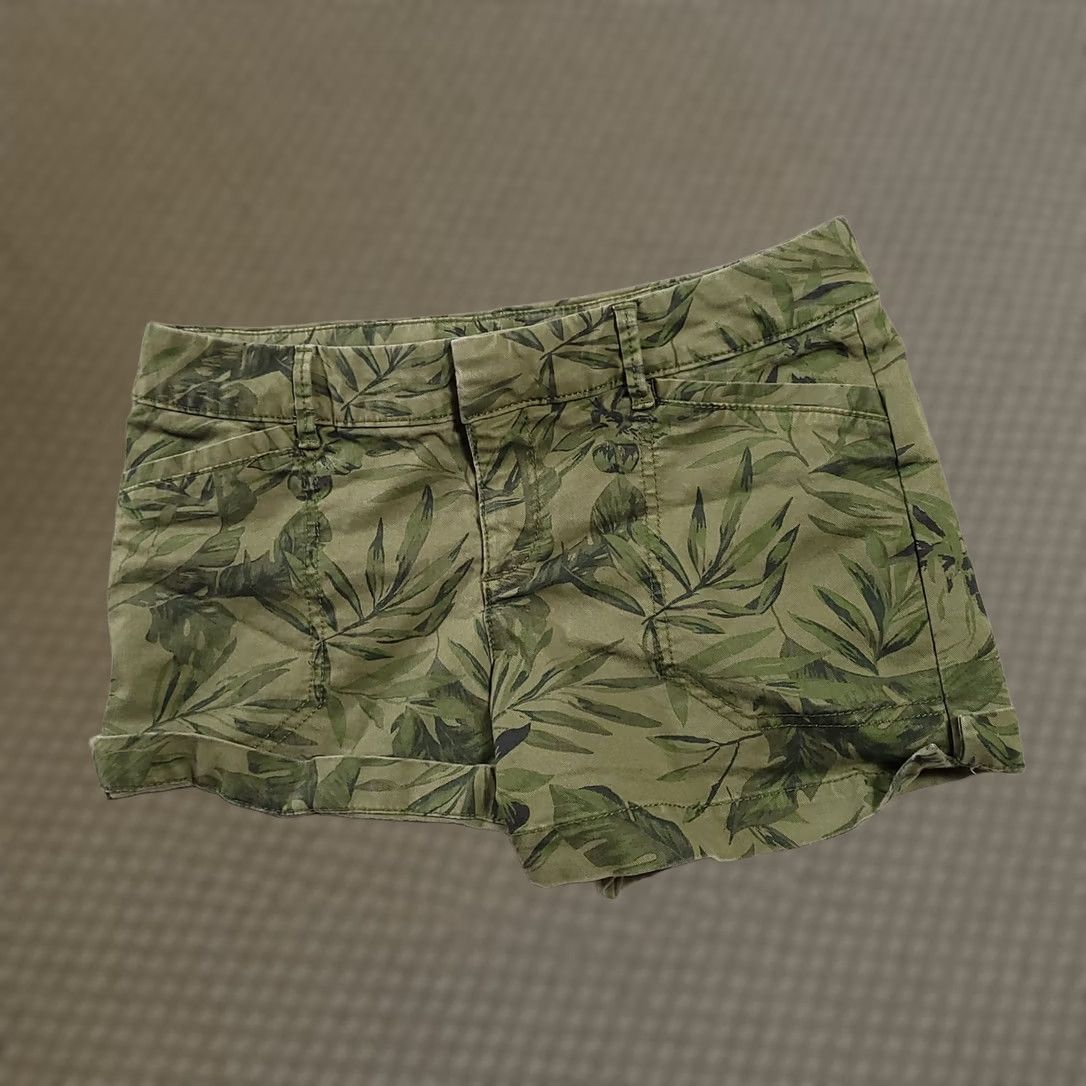 Old Navy Old Navy Shorts Womens Size 0 Green Olive Leaf Print Chino Comfort Fit Stretch Size 25" / US 0 / IT 36 - 1 Thumbnail