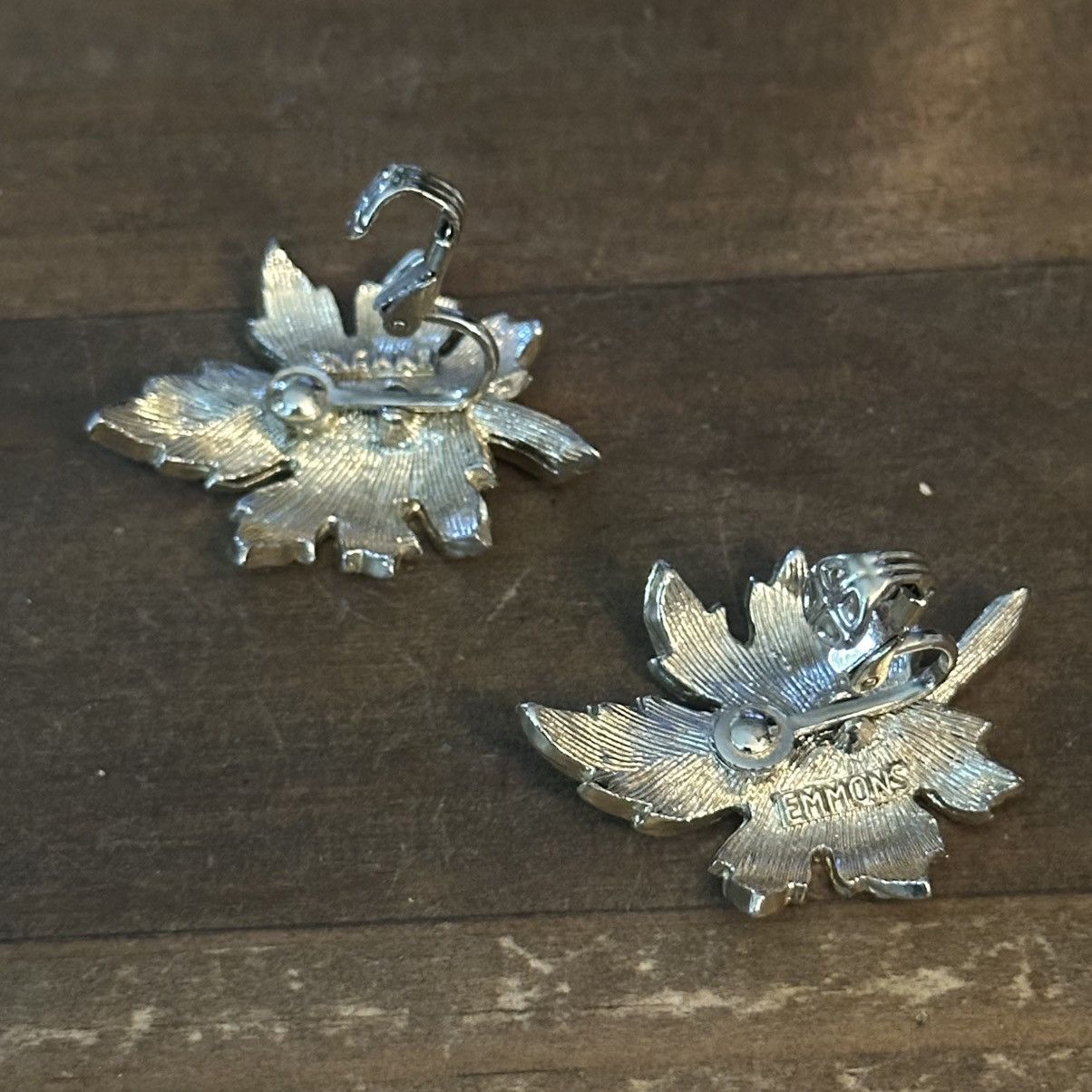 Vintage Vintage Emmons gold tone textured oak leaf clip on earrings Size ONE SIZE - 4 Thumbnail