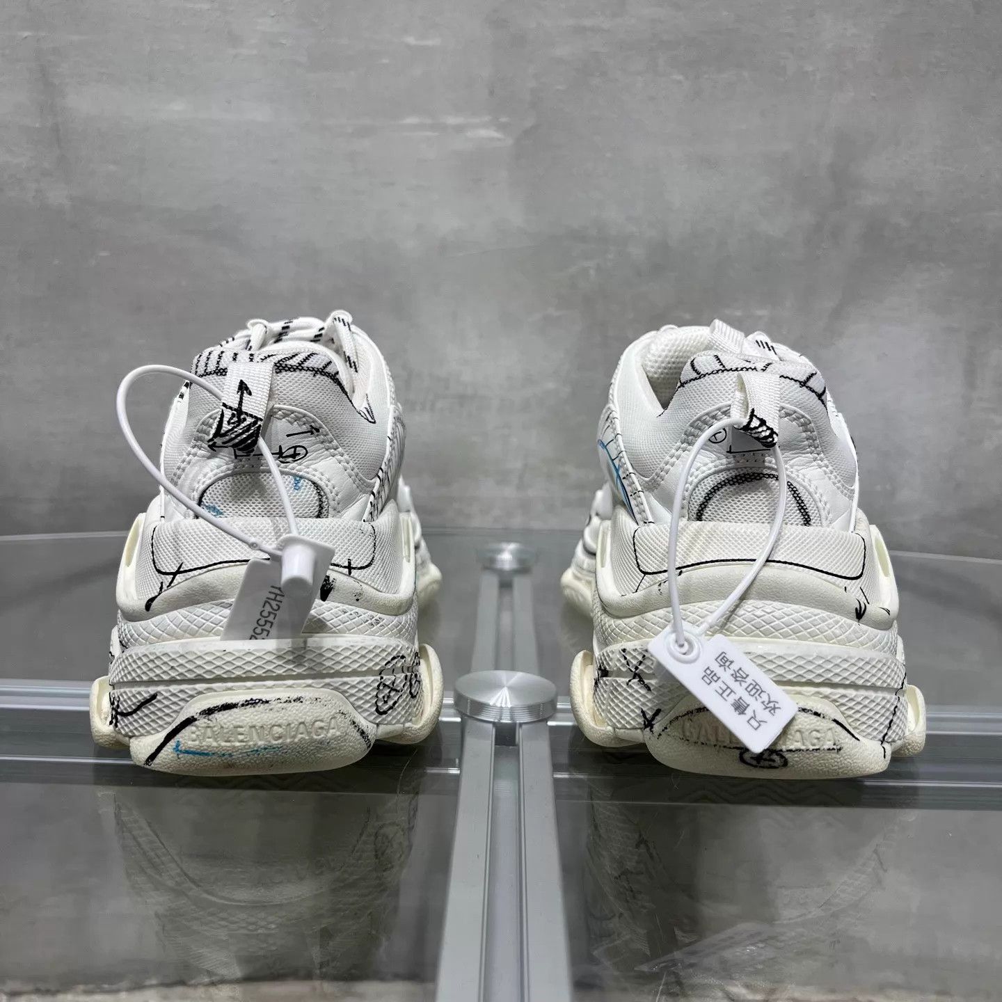 Balenciaga Balenciaga Triple White Graffiti Sneaker 38 Size US 7.5 / IT 37.5 - 6 Thumbnail