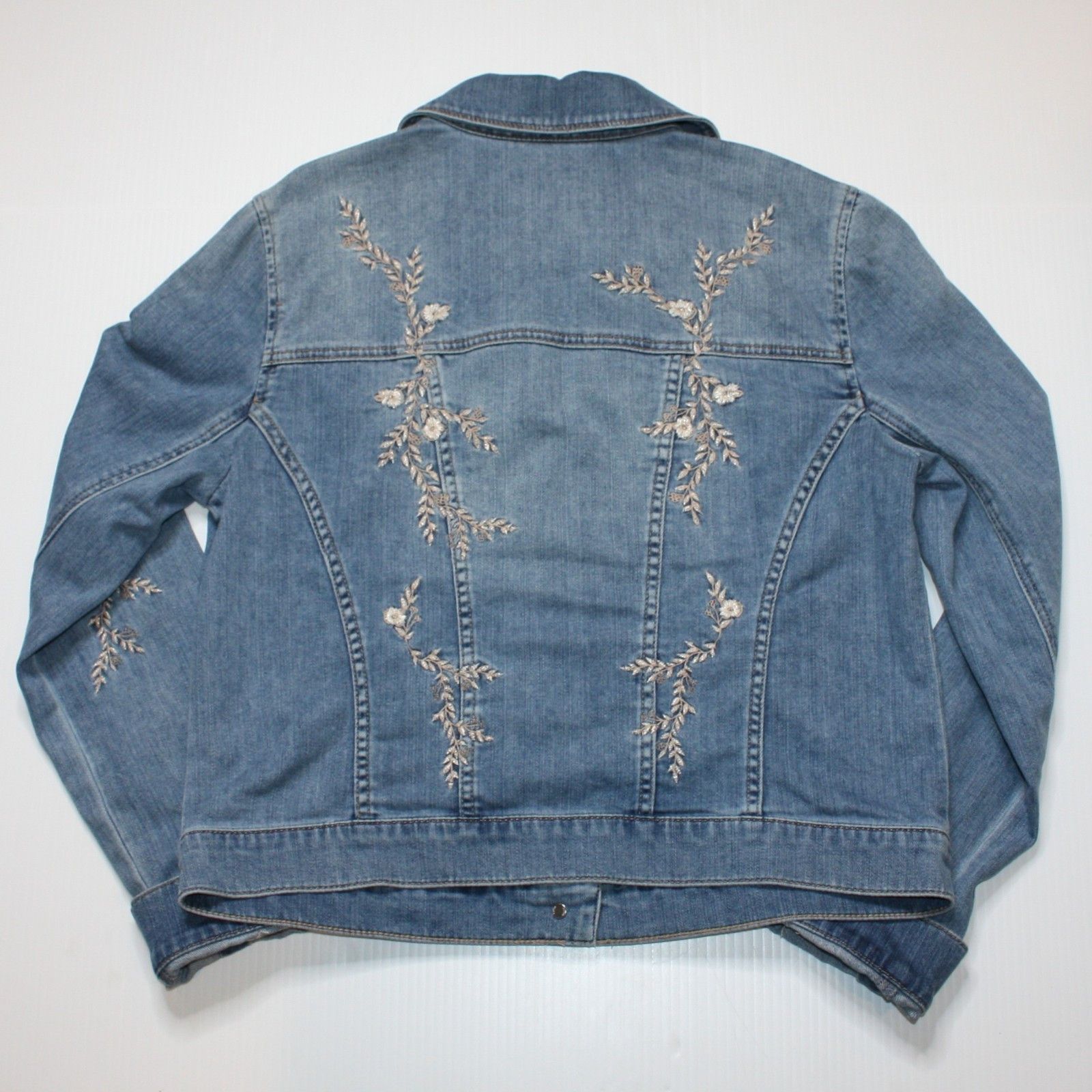White House Black Market Embroidered Blue Denim Jean Jacket in size M Size M / US 6-8 / IT 42-44 - 8 Thumbnail