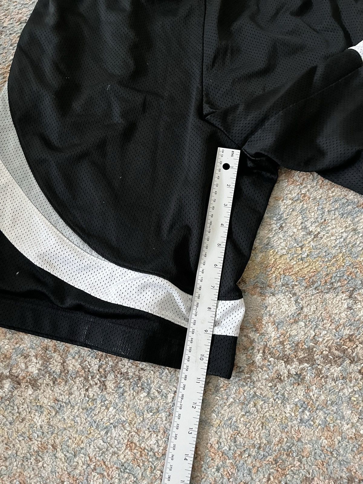 Jordan Brand VTG Jordan Shorts Y2K XL Black White Distressed Size US 34 / EU 50 - 6 Thumbnail