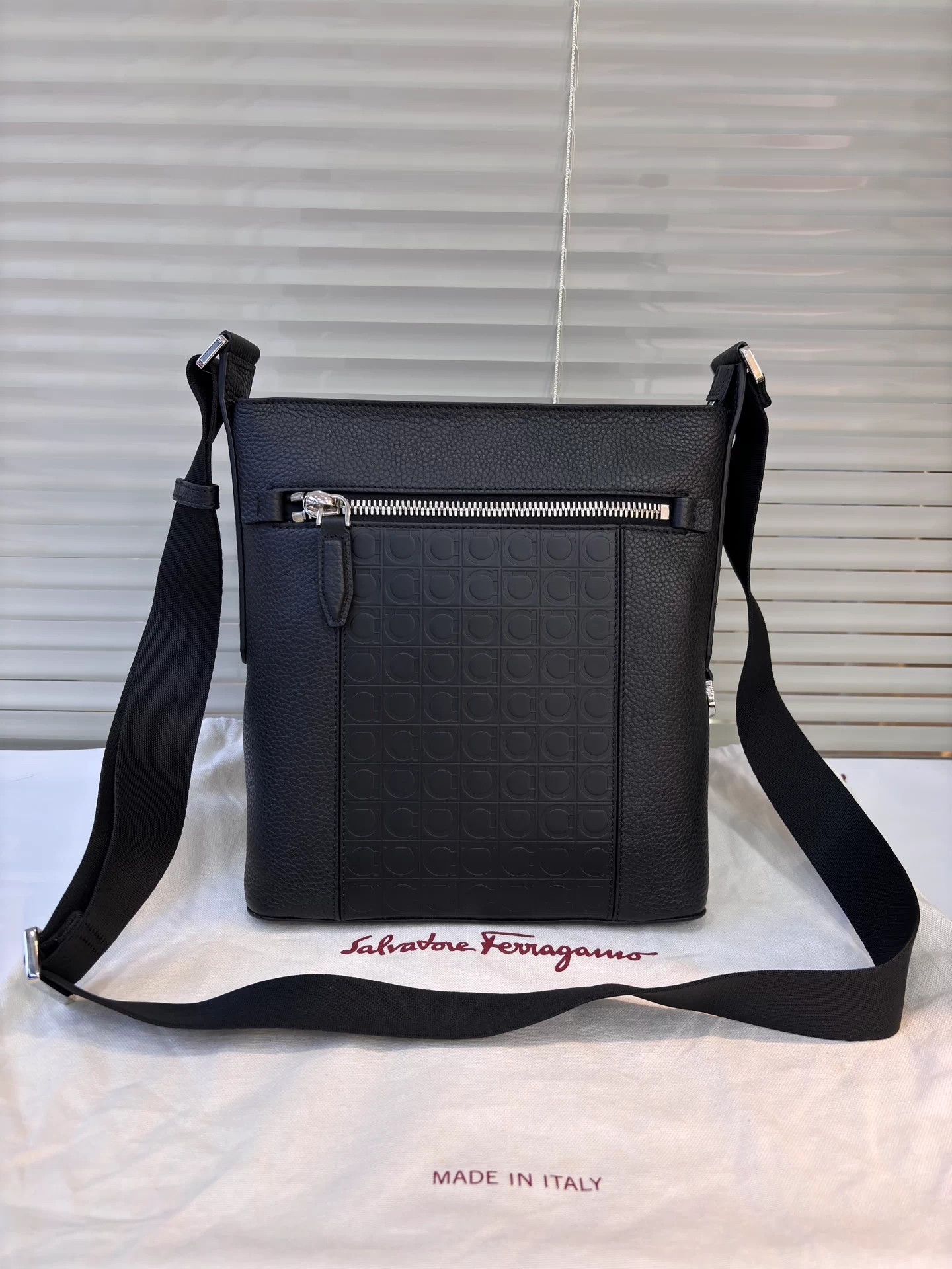 Salvatore Ferragamo Ferragamo new mens black cowhide leather crossbody bag Size ONE SIZE - 1 Thumbnail
