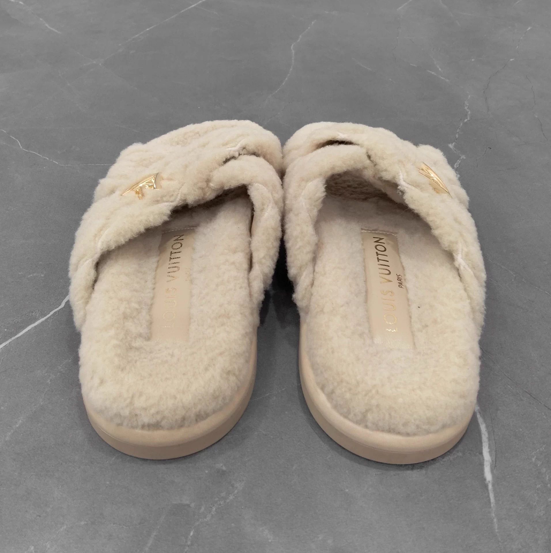 Louis Vuitton LV Xmas Limited Fur Slippers 36 Size US 5 / IT 35 - 5 Thumbnail