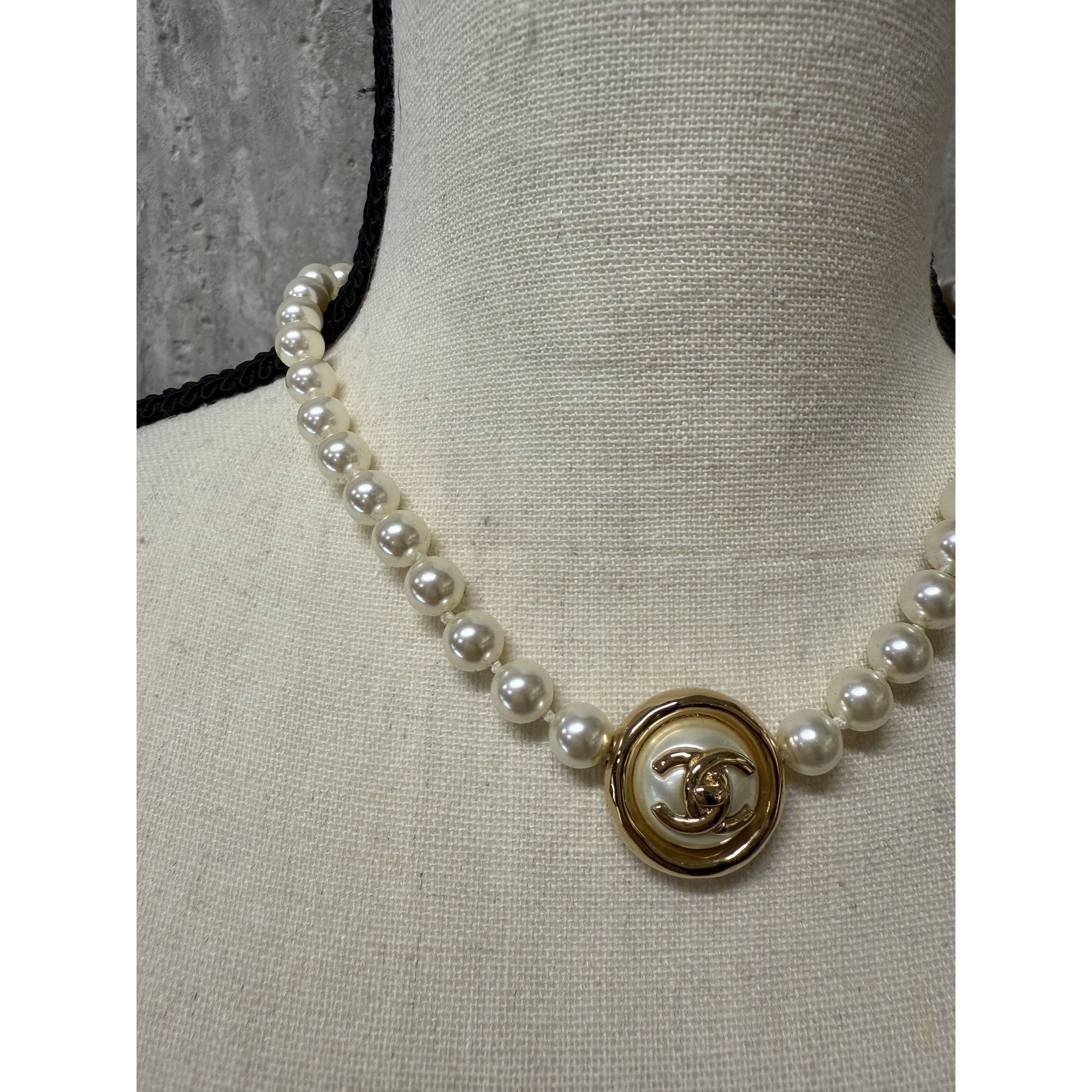 Chanel Chanel Gold-Tone Pearl Necklace With CC Logo Pendant & Adjus Size ONE SIZE - 8 Thumbnail