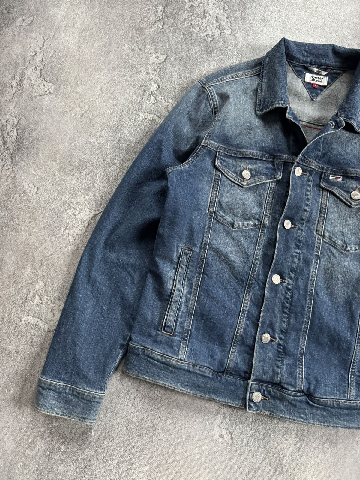 Tommy Hilfiger Tommy Hilfiger L blue denim trucker jacket button bomber Size US L / EU 52-54 / 3 - 9 Thumbnail