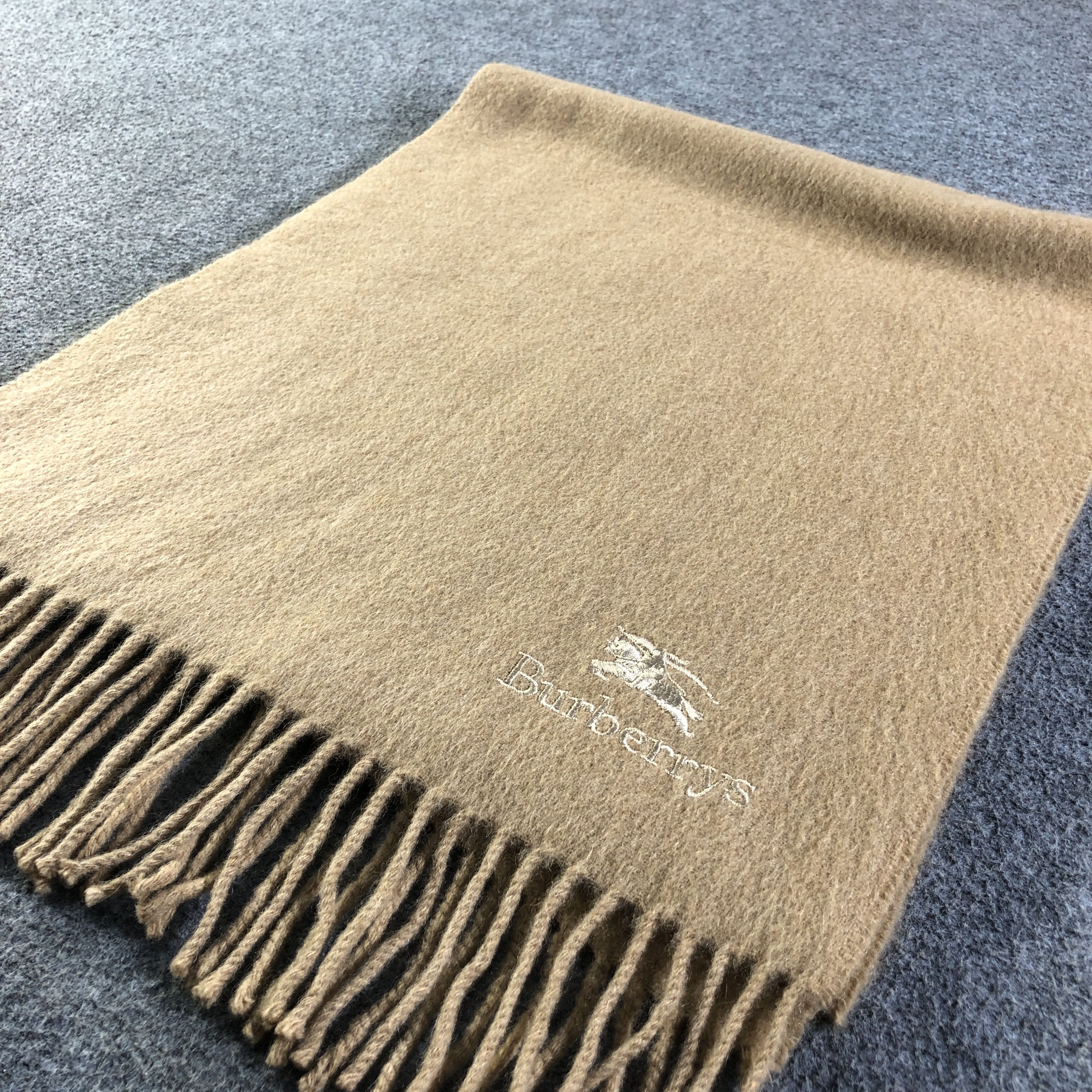 Burberry Burberrys Plain Cashmere Scarf Muffler V2680 Size ONE SIZE - 3 Thumbnail