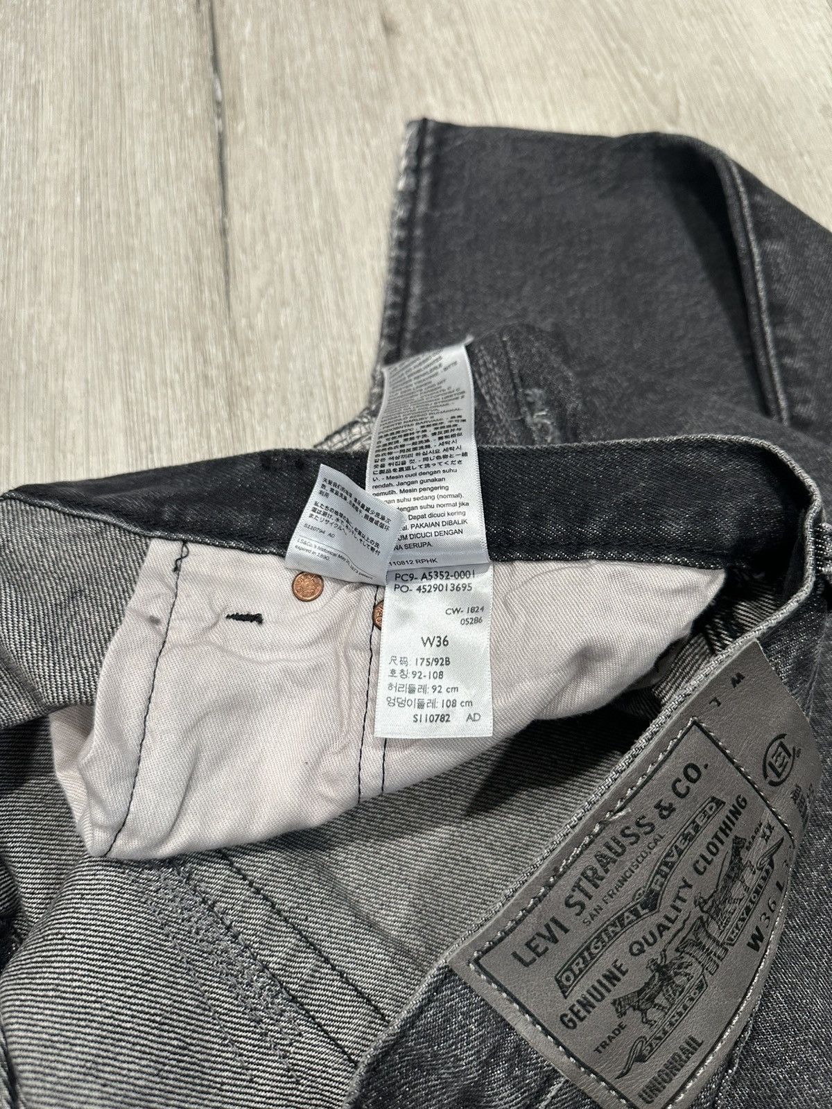 CLOT × Levi's CLOT X Levi’s 501 UNIONRAIL BLACK DENIM SIZE 36 Size US 36 / EU 52 - 6 Thumbnail
