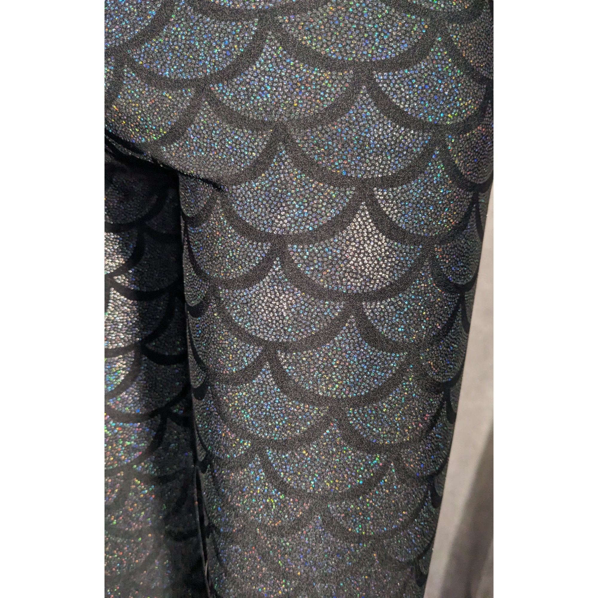 Other Emily Hsu Black Prismatic Rainbow Fish Scale Cropped Legging Size 24" / US 00 / IT 34 - 7 Thumbnail