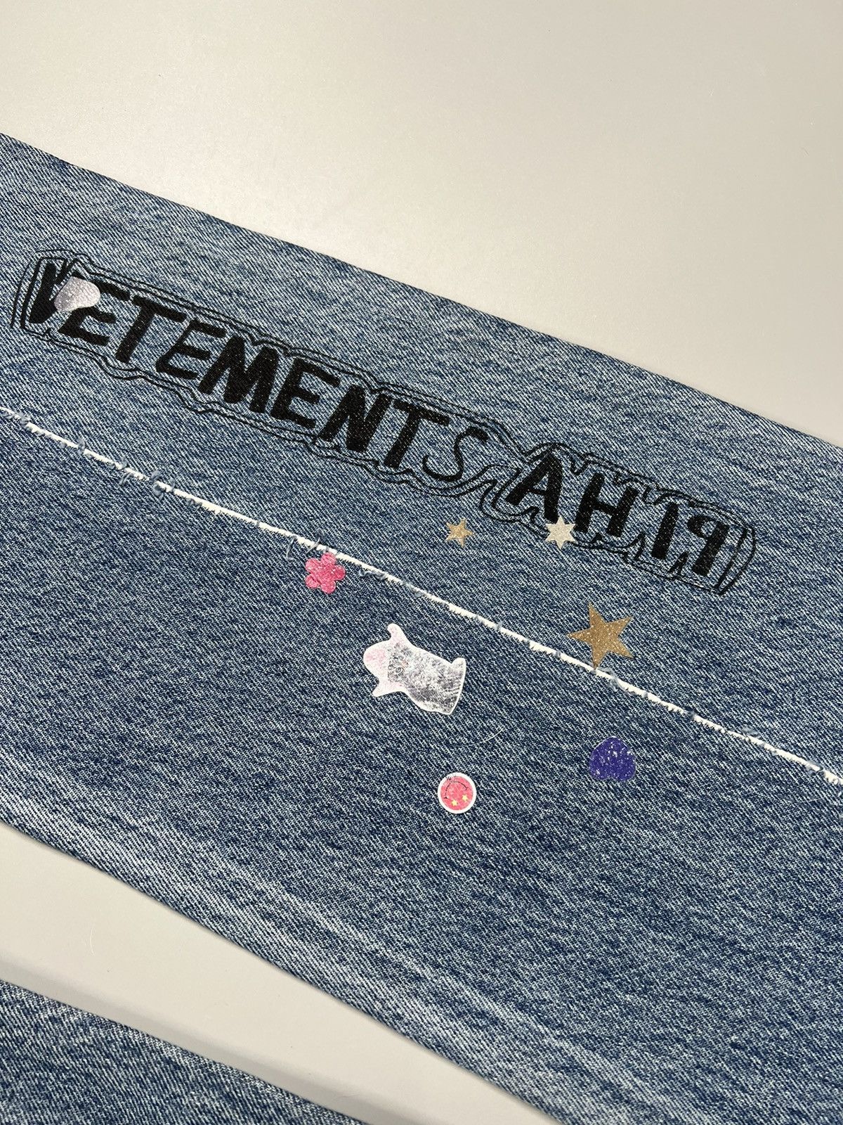 Levi's × Vetements Vetements A/W 19 Tribal & Stickers Patchwork Jeans Size US 29 - 19 Thumbnail