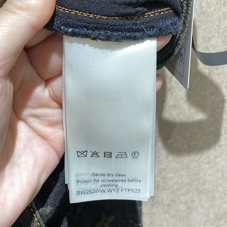 Louis Vuitton Louis Vuitton 25 FW new black and gold print full print wi Size US 40 / EU 56 - 4 Thumbnail