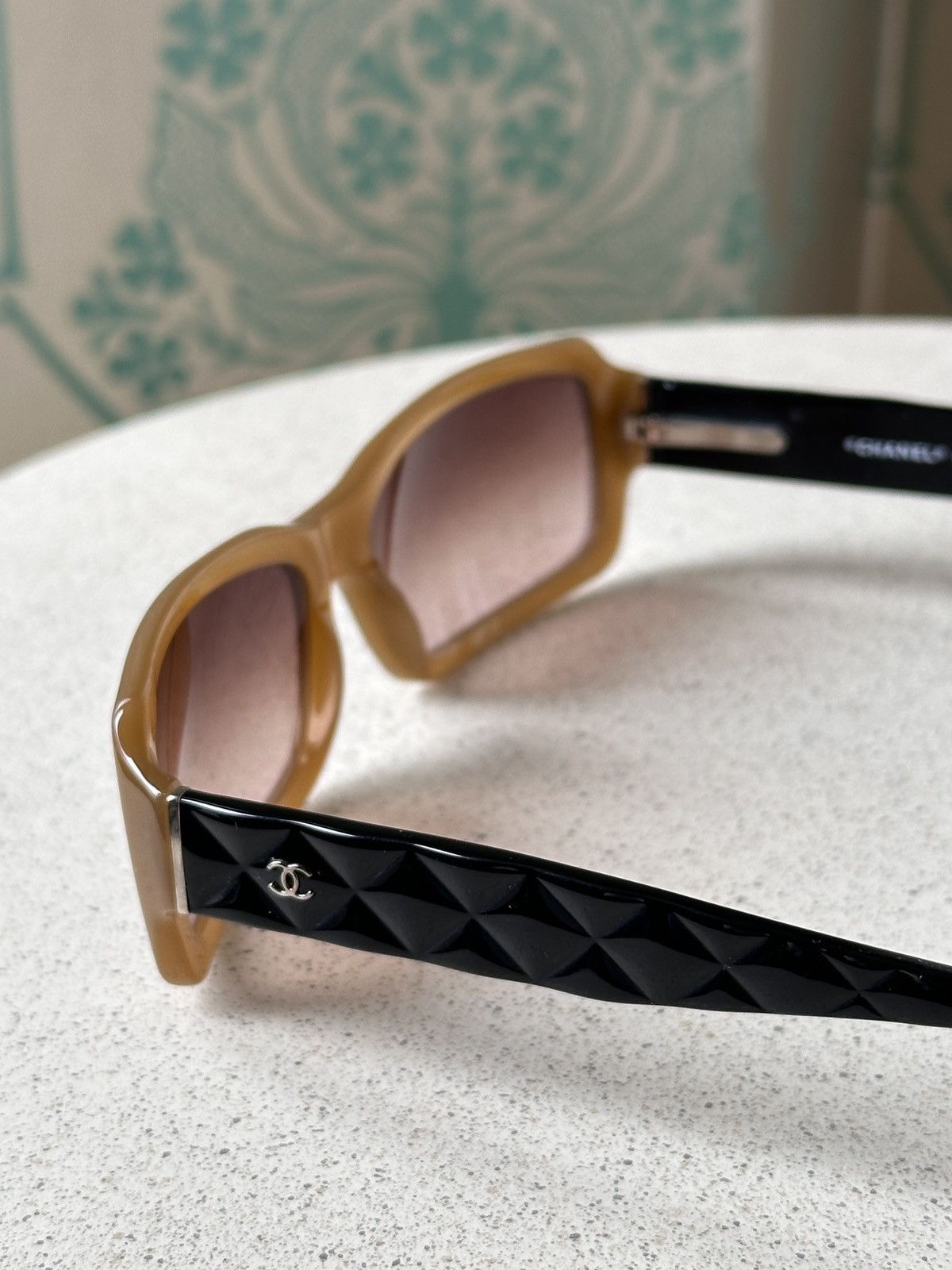 Chanel CHANEL CC Logo Black Beige Quilted Sunglasses 5125 Size ONE SIZE - 2 Thumbnail