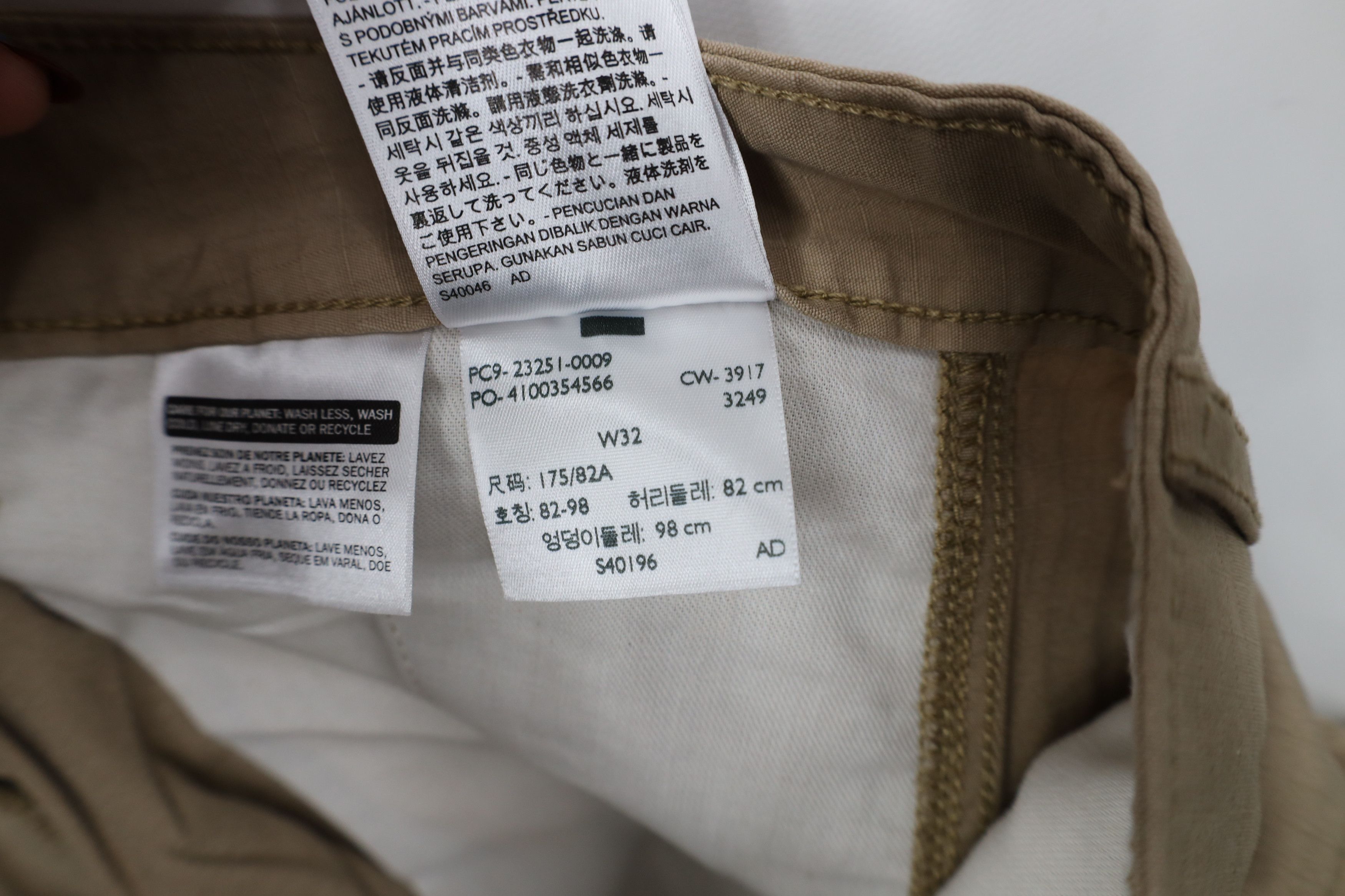 Levi's Vintage Y2K Levis Baggy Cargo Shorts Beige Khaki Cotton Size US 32 / EU 48 - 8 Thumbnail