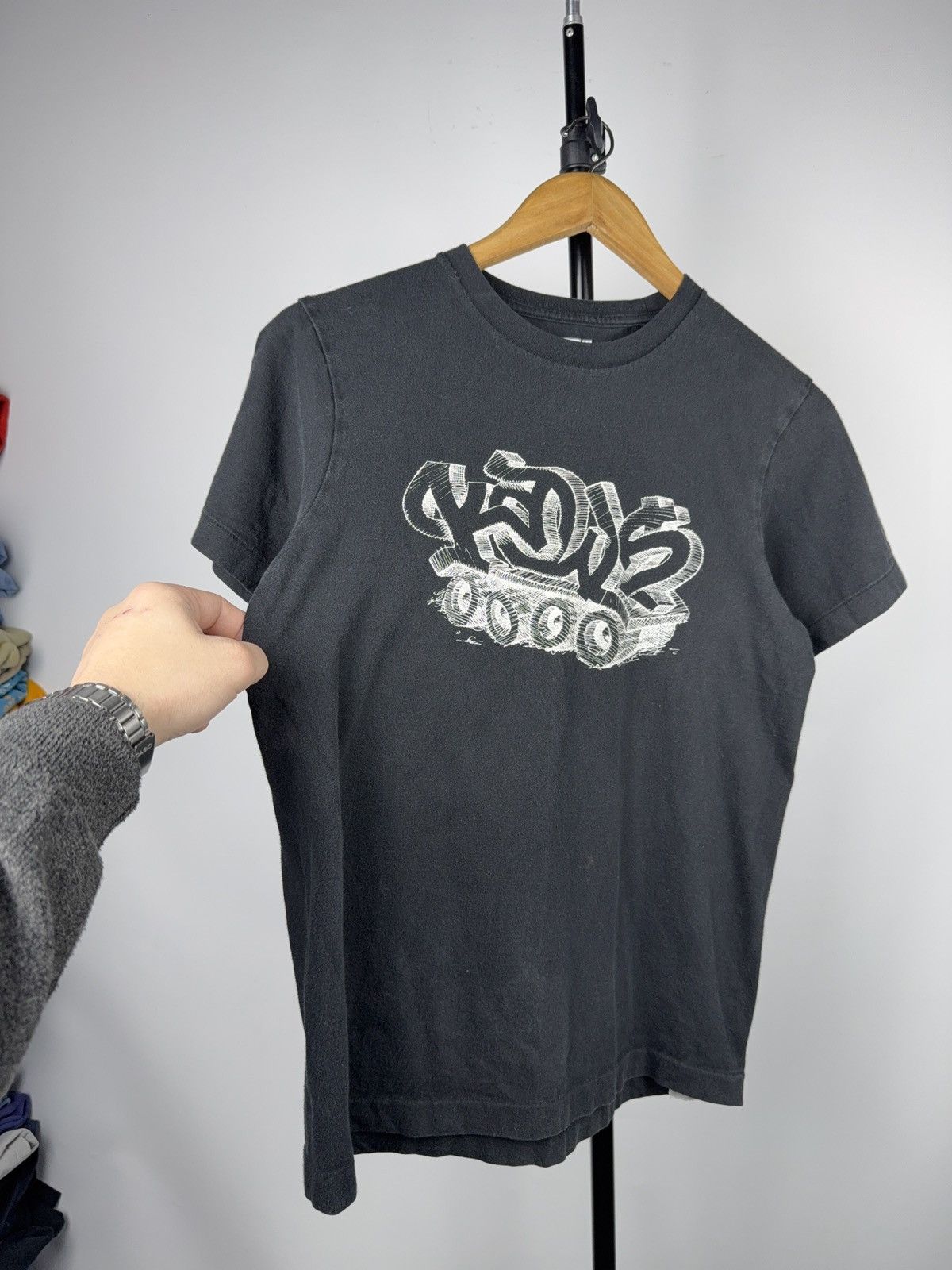 Uniqlo 00s Uniqlo UT KAWS SKATE SK8 Logo Graphic T-Shirt Black XS Size US XS / EU 42 / 0 - 2 Thumbnail