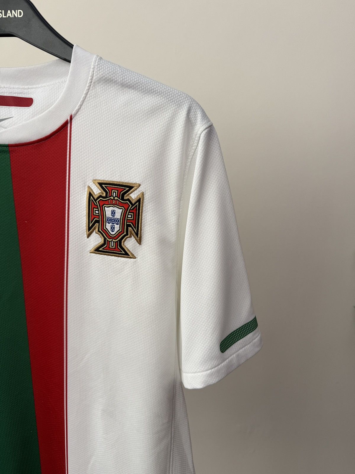 Nike PORTUGAL 2010 2011 AWAY FOOTBALL SHIRT SOCCER JERSEY Size US M / EU 48-50 / 2 - 3 Thumbnail