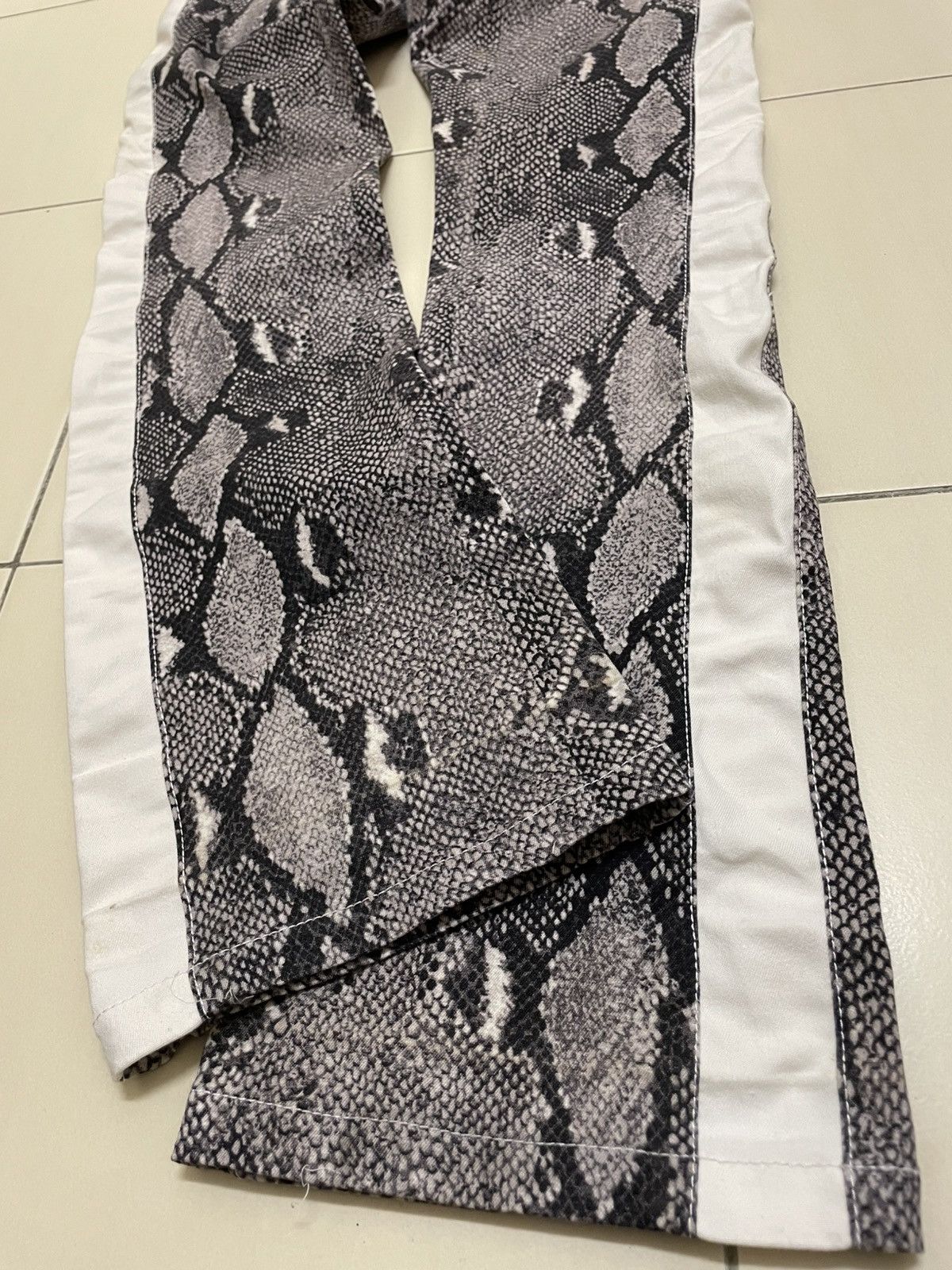 Japanese Brand Valenza Sport Snakeskin Print Bootcut Pants Size 26" / US 2 / IT 38 - 8 Thumbnail