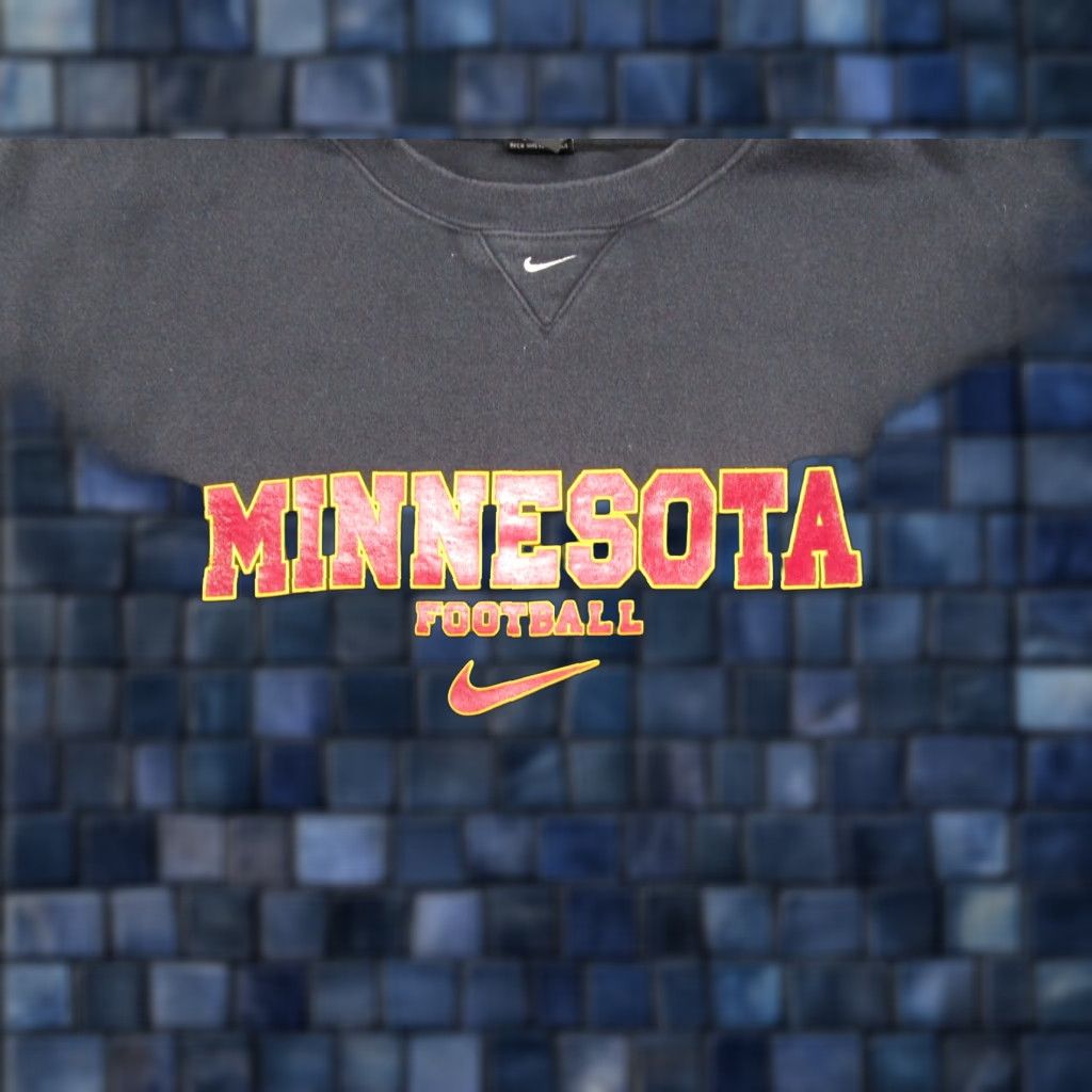 Nike VTG Nike Team Minnesota Golden Gophers Center Swoosh Sweatshirt SZ 2XL READ Size US XXL / EU 58 / 5 - 1 Thumbnail