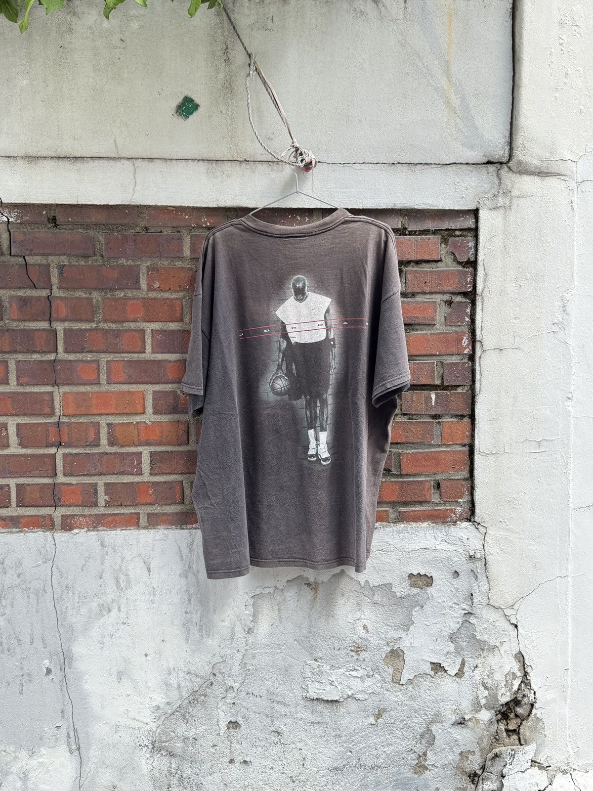 Jordan Brand × Nike × Vintage 90s Nike Air Jordan Sun-faded T-shirt Size US XL / EU 56 / 4 - 1 Thumbnail