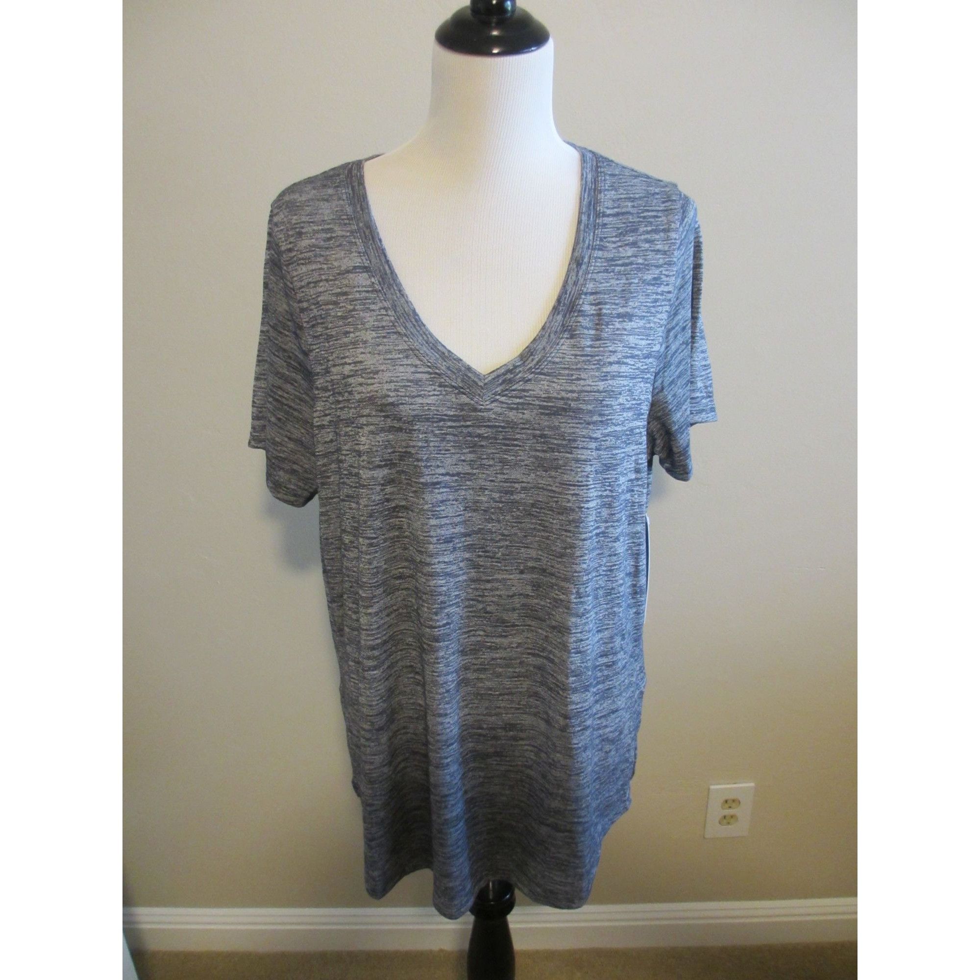 Athleta ATHLETA GREY VNECK TSHIRT XL TALL NEW WITH TAGS Size XL / US 12-14 / IT 48-50 - 1 Thumbnail