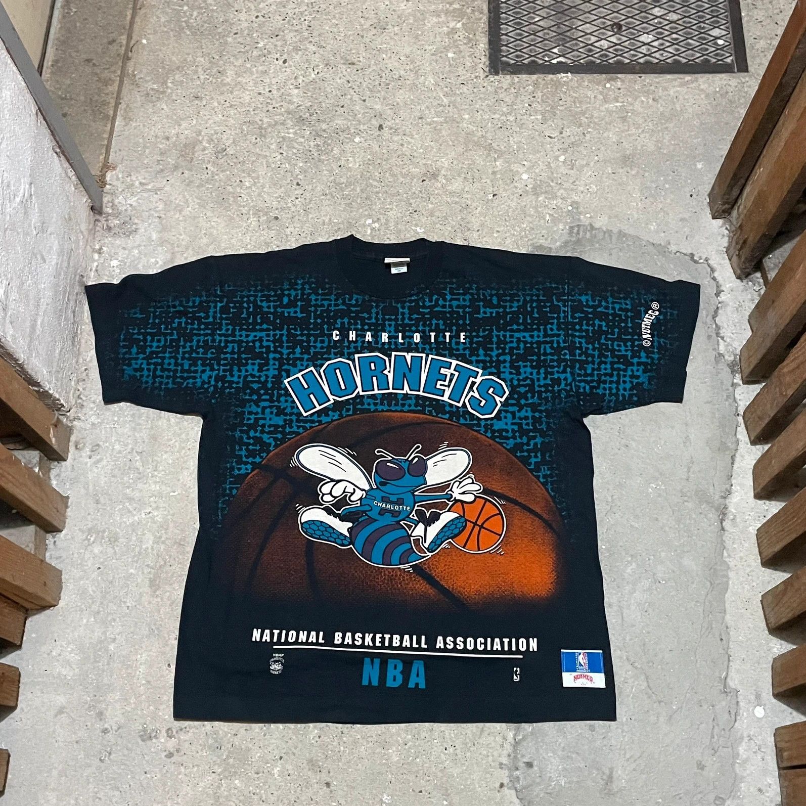 Vintage single stitch Charlotte Hornets t-shirt 90s NBA
