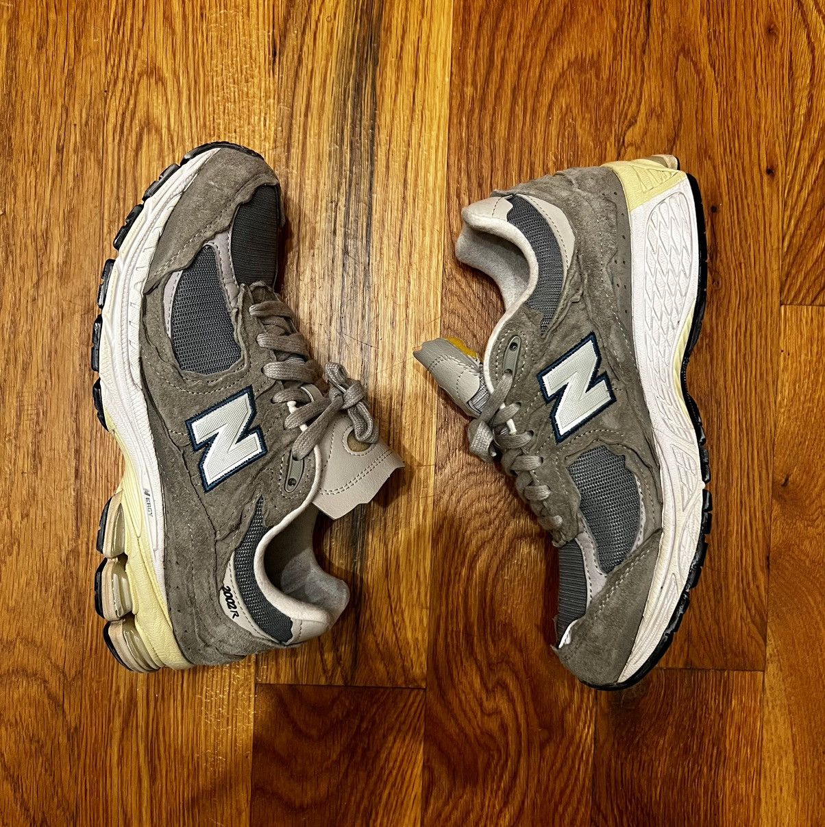New Balance NEW BALANCE 2002R Size US 8 / EU 41 - 1 Thumbnail