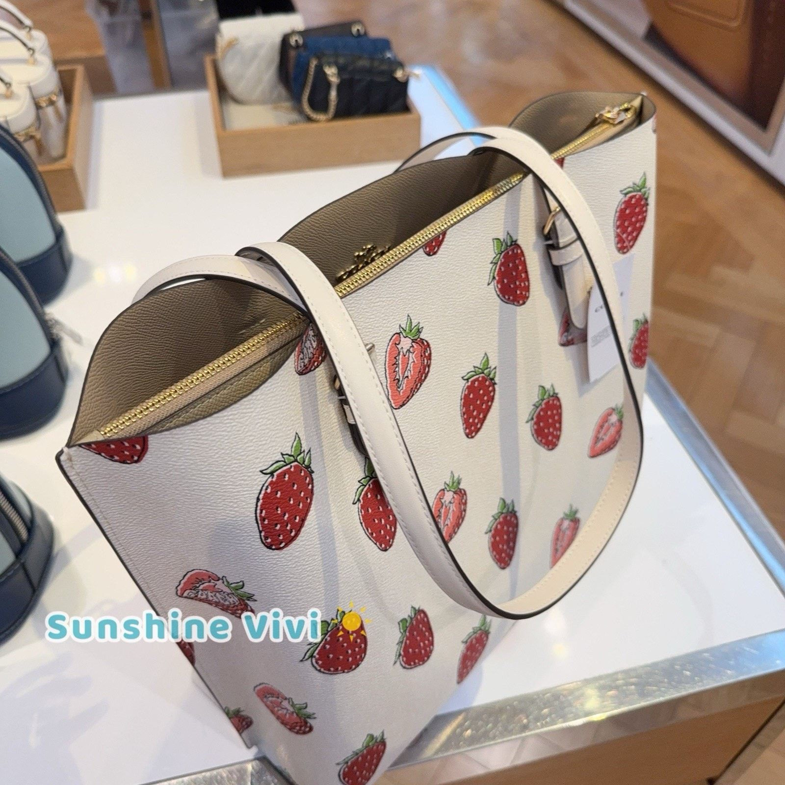 Coach NWT Coach Mollie Tote Bag With Strawberry CAQ65 Gold/Chalk Size ONE SIZE - 6 Thumbnail