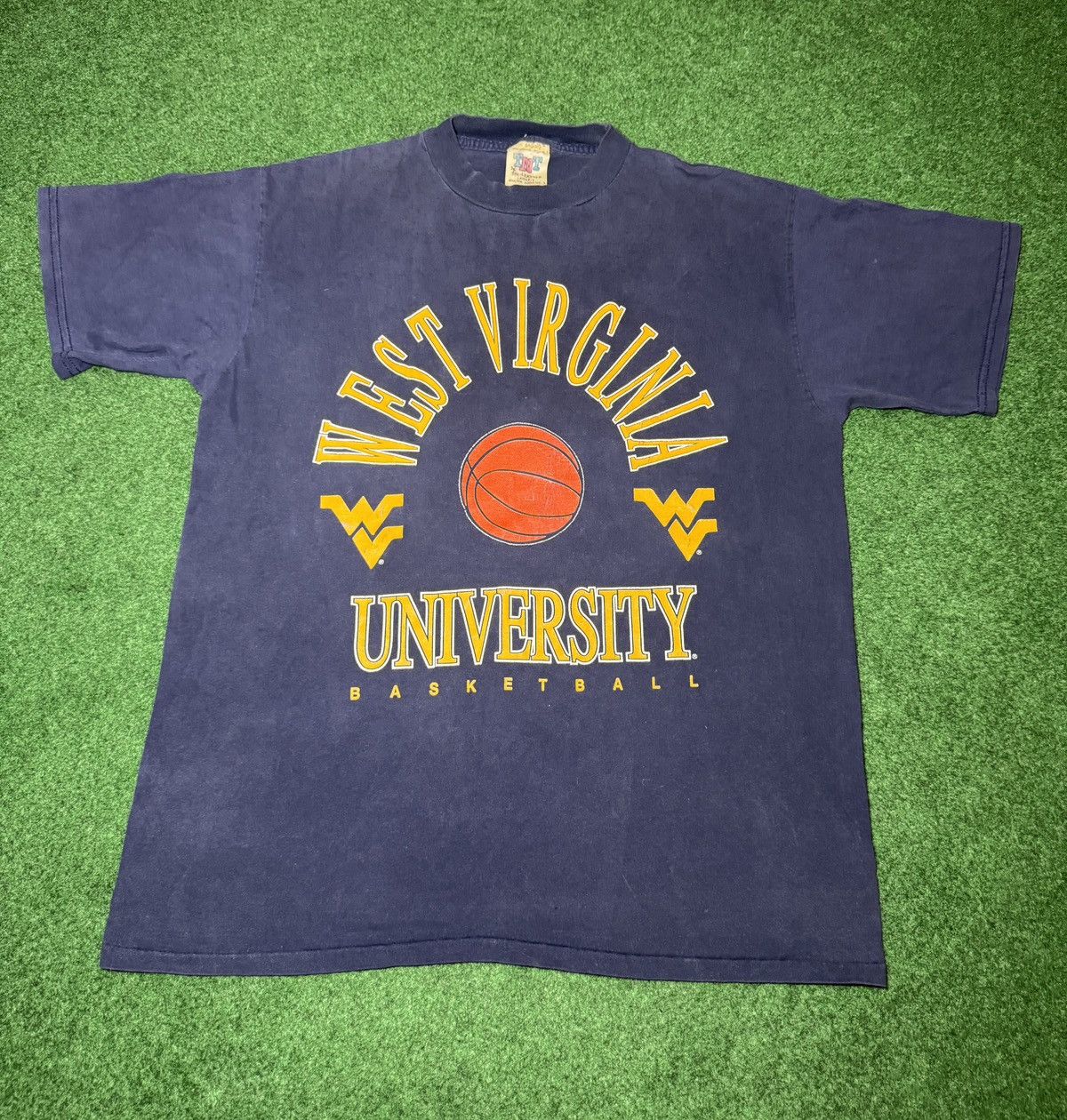 Vintage Vintage 90s West Virginia University WVU Basketball T Shirt Size US L / EU 52-54 / 3 - 1 Thumbnail