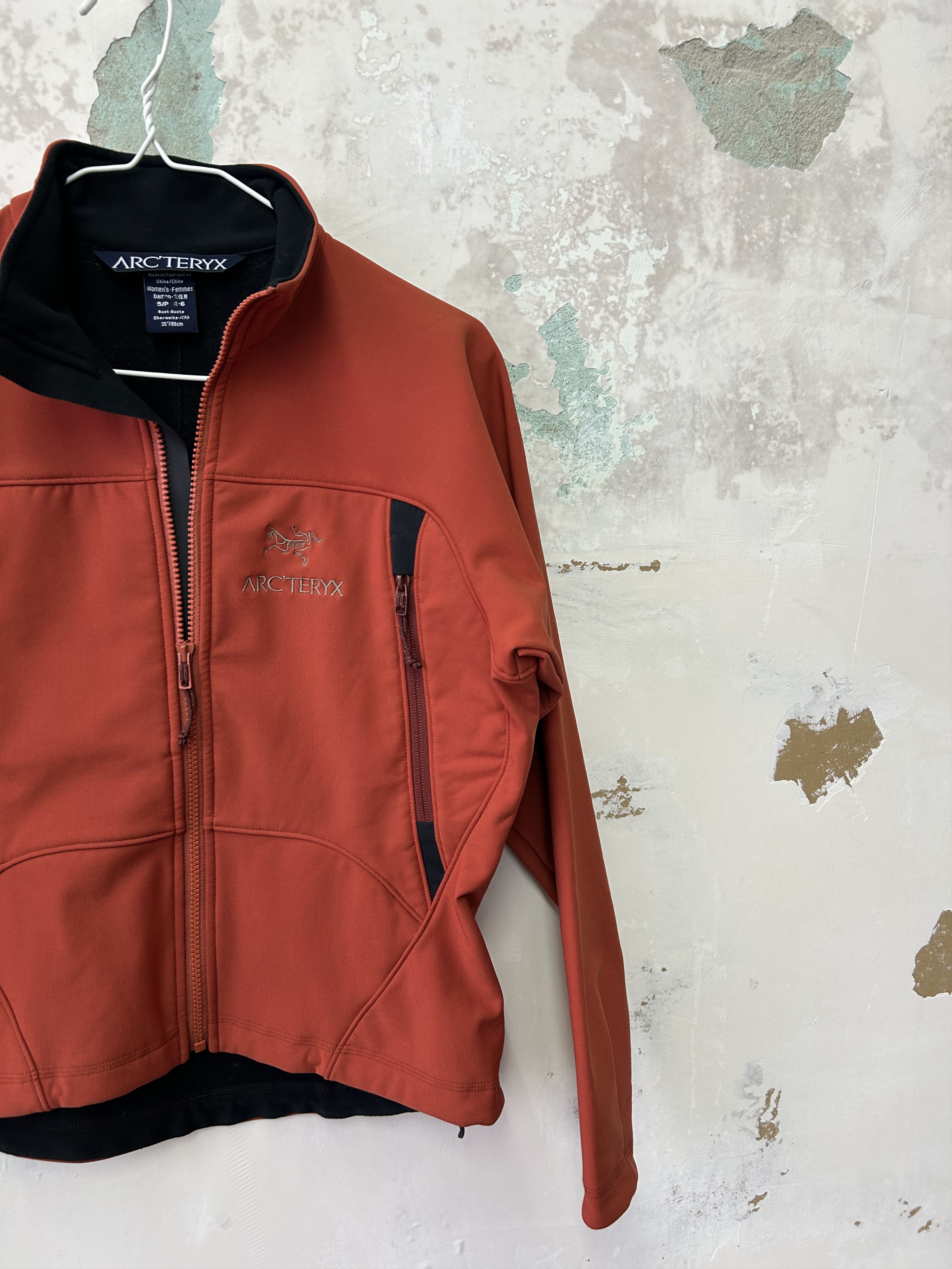 Arc'teryx Vintage Arcteryx Windbreaker Jacket Faded design rare Size S / US 4 / IT 40 - 2 Thumbnail