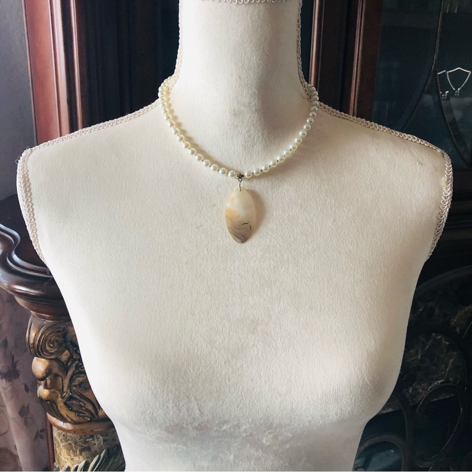Handmade Handcrafted repurpose elegant shell pendant Pearl necklace Size ONE SIZE - 6 Thumbnail