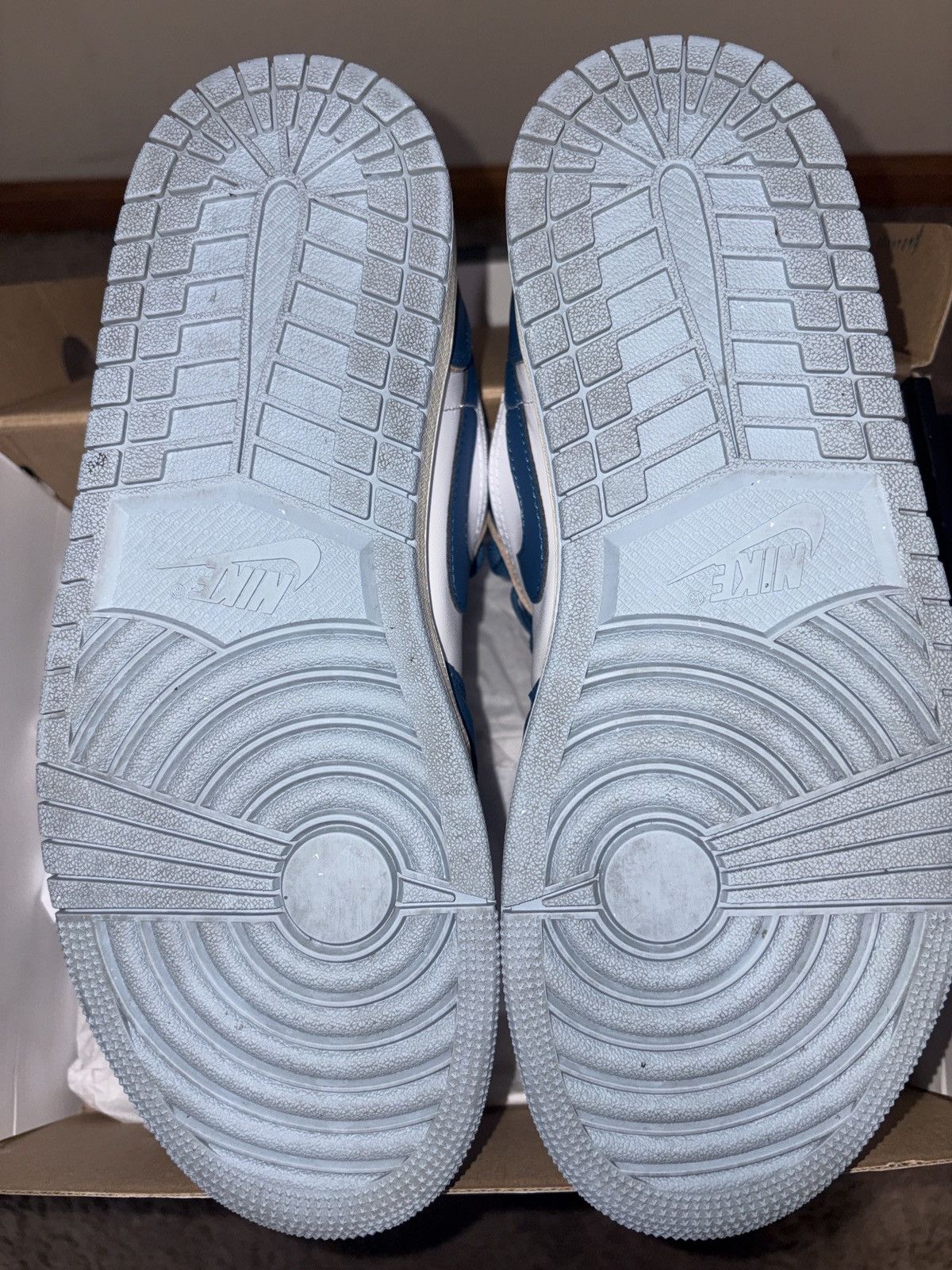 Nike Jordan 1 Low SE white/blue size 9 excellent condition Size US 9 / EU 42 - 5 Thumbnail