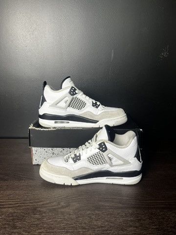 Jordan Brand Air Jordan 4 Retro "Military Black" (GS) **PRE-OWNED** Size US 6.5 / EU 39-40 - 2 Thumbnail