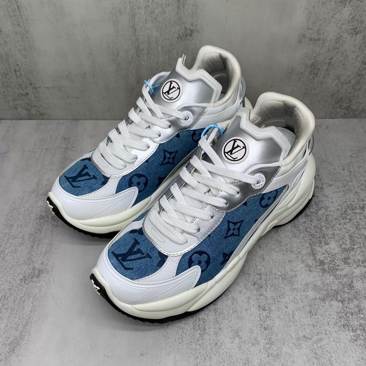 Louis Vuitton Lv Run 55 Denim Monogram Sneaker 35.5 (98 New) Size US 5 / IT 35 - 1 Thumbnail