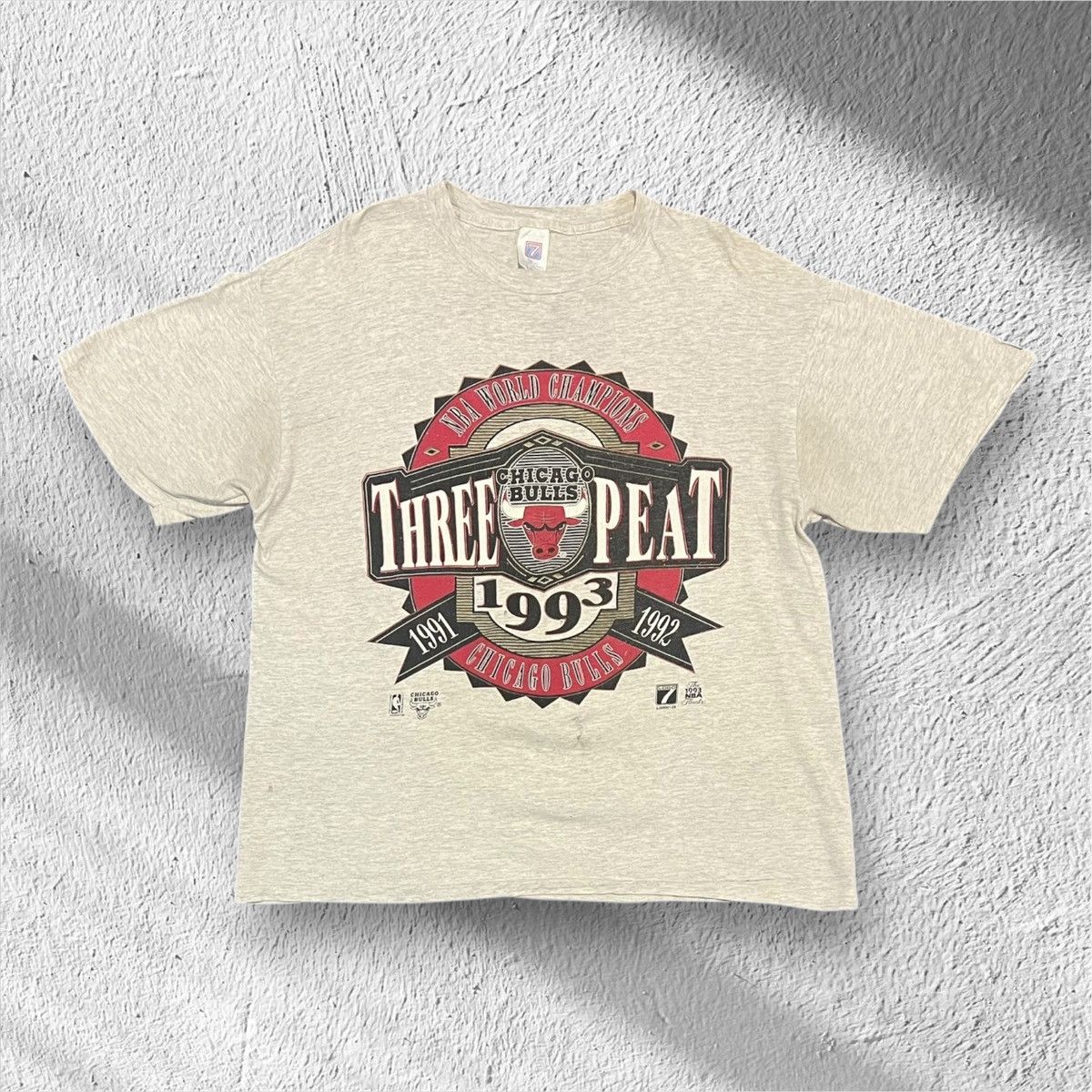 Logo 7 Vintage 1993 Chicago Bulls 3‑Peat NBA Champions T‑Shirt XL Size US XL / EU 56 / 4 - 1 Thumbnail