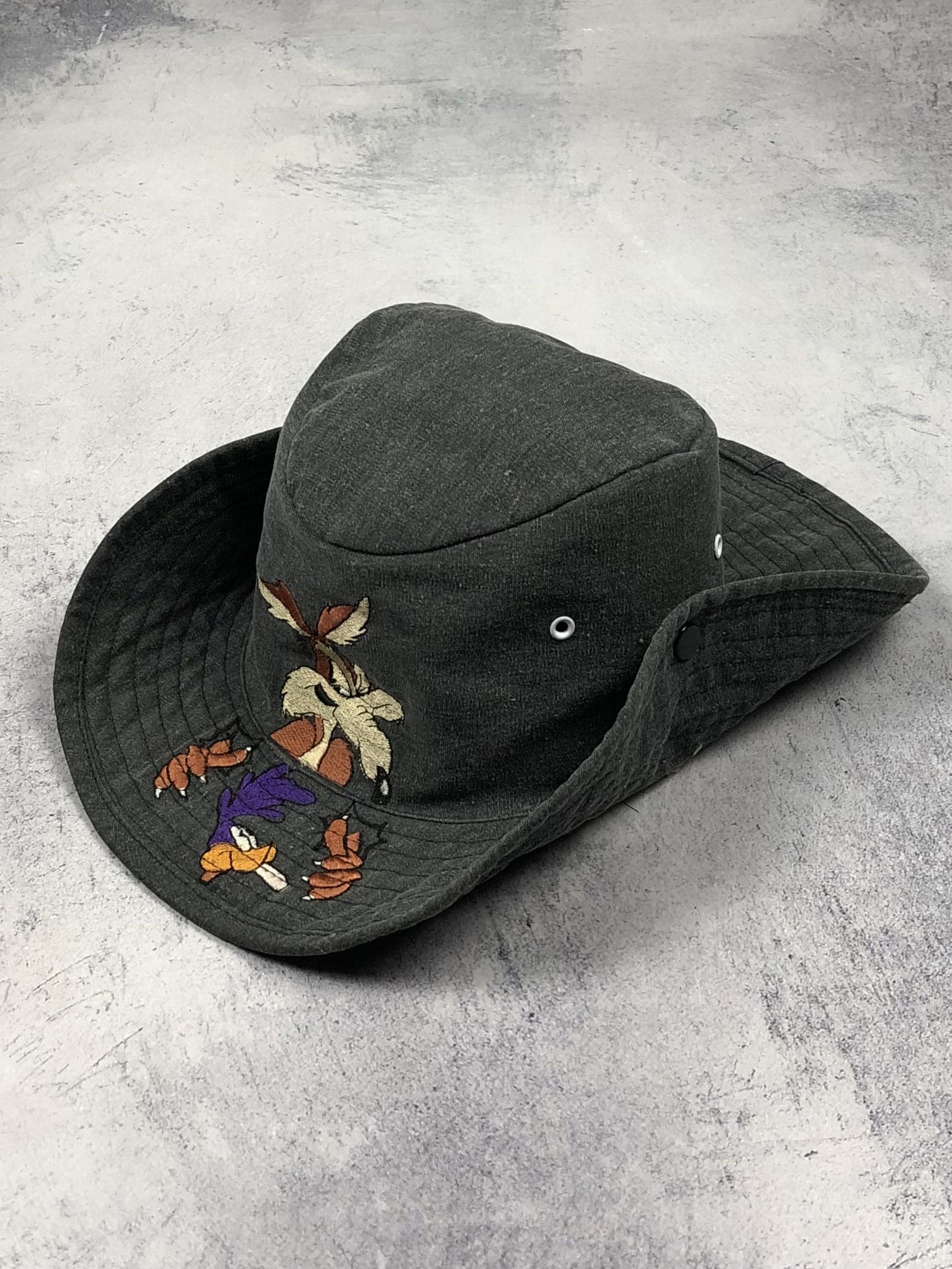 Vintage Vintage 1997 Wile E. Coyote Bucket Cowboy Hat Size ONE SIZE - 1 Thumbnail