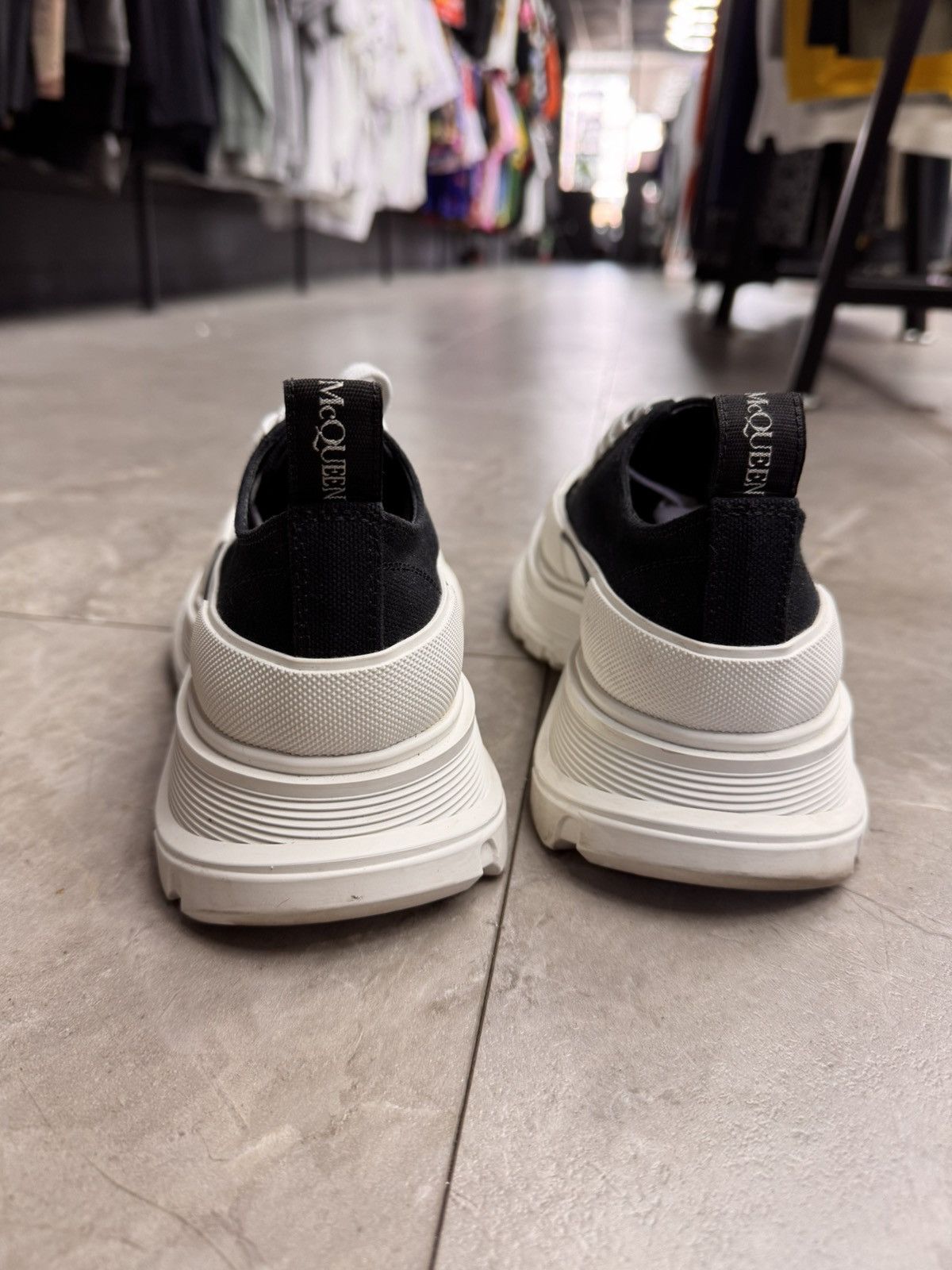 Alexander McQueen Alexander McQueen Tread Slick Low Lace Up Black Size US 7 / IT 37 - 3 Thumbnail