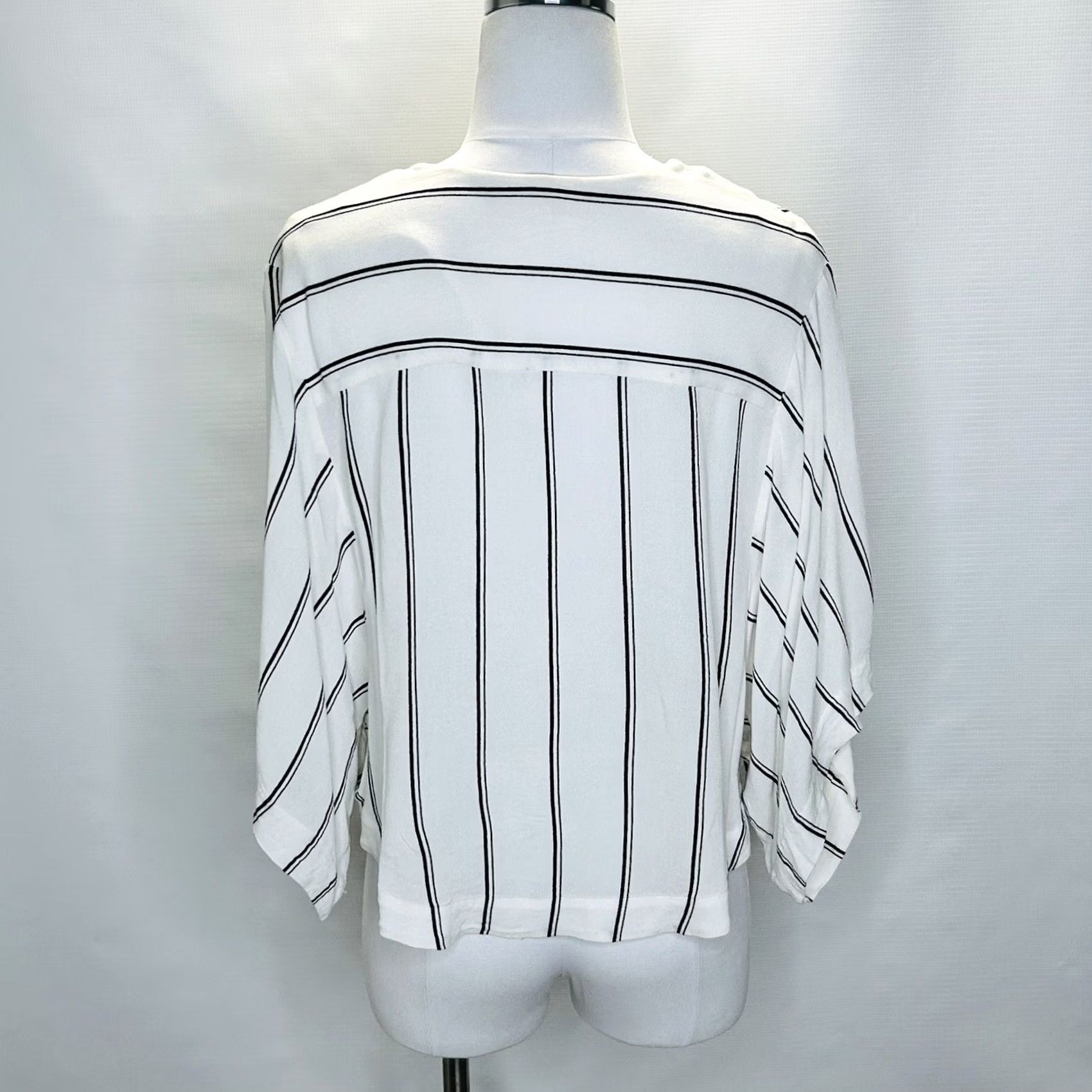 Free People VINTAGE Free People Boho White Black Striped Top Crop Blouse Kimono Sleeve Size Small Size S / US 4 / IT 40 - 3 Thumbnail