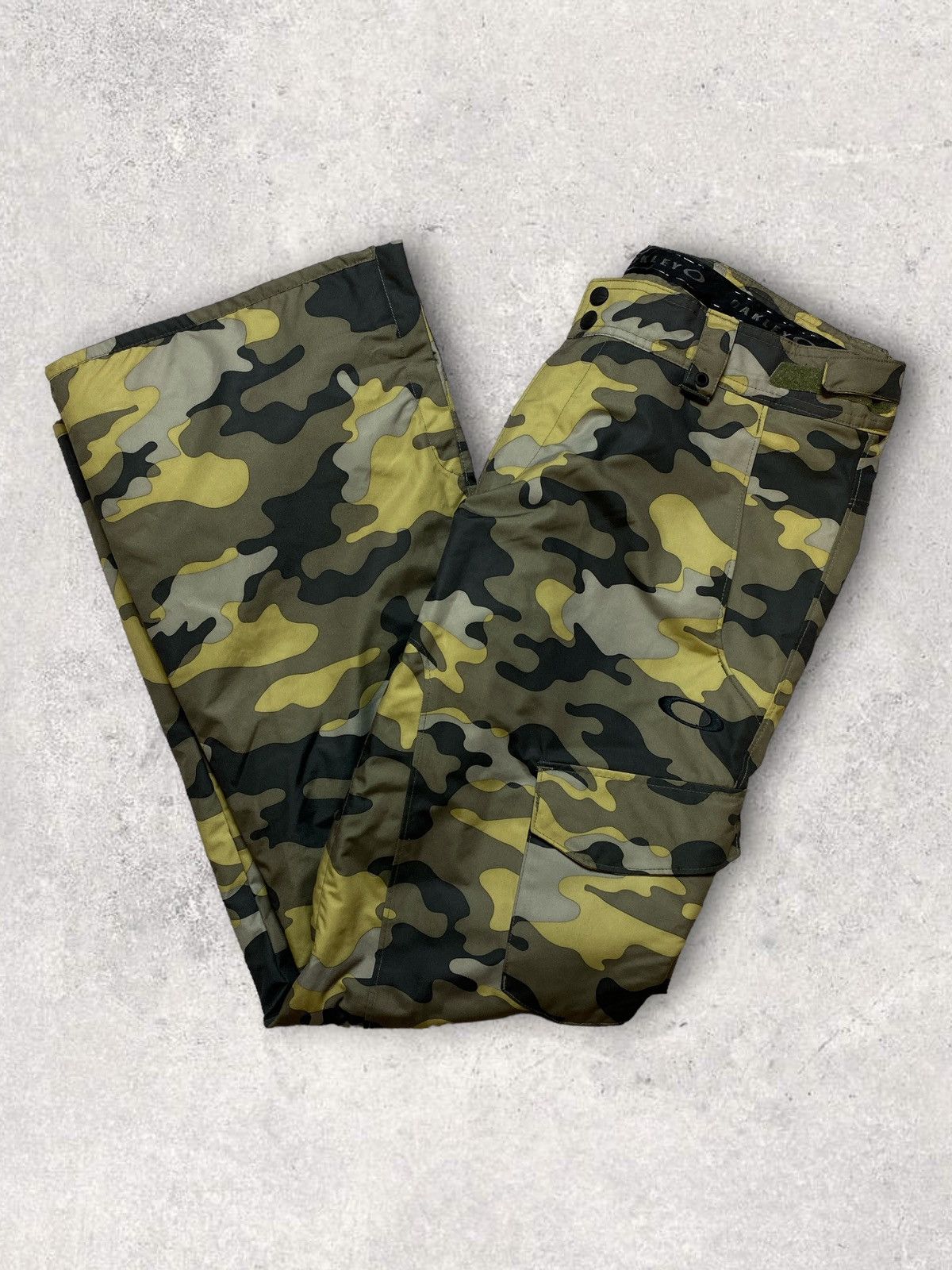 image of Oakley Camo Ski Snowbord Pants Techwear Streetwear Sport in Camouflage, Men's (Size 39)