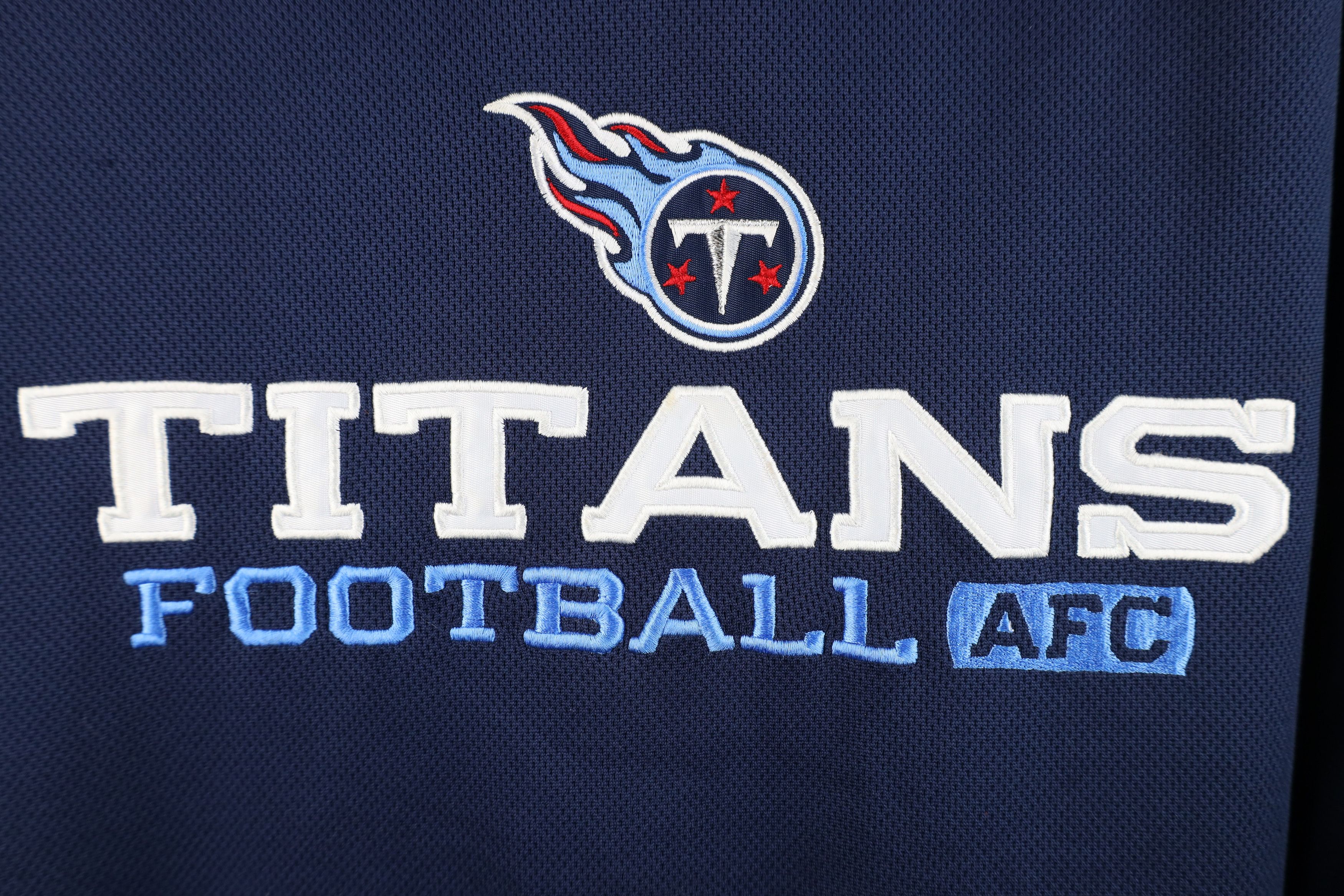 Reebok Vintage Reebok Tennessee Titans Football Hoodie Sweatshirt Size US L / EU 52-54 / 3 - 7 Thumbnail