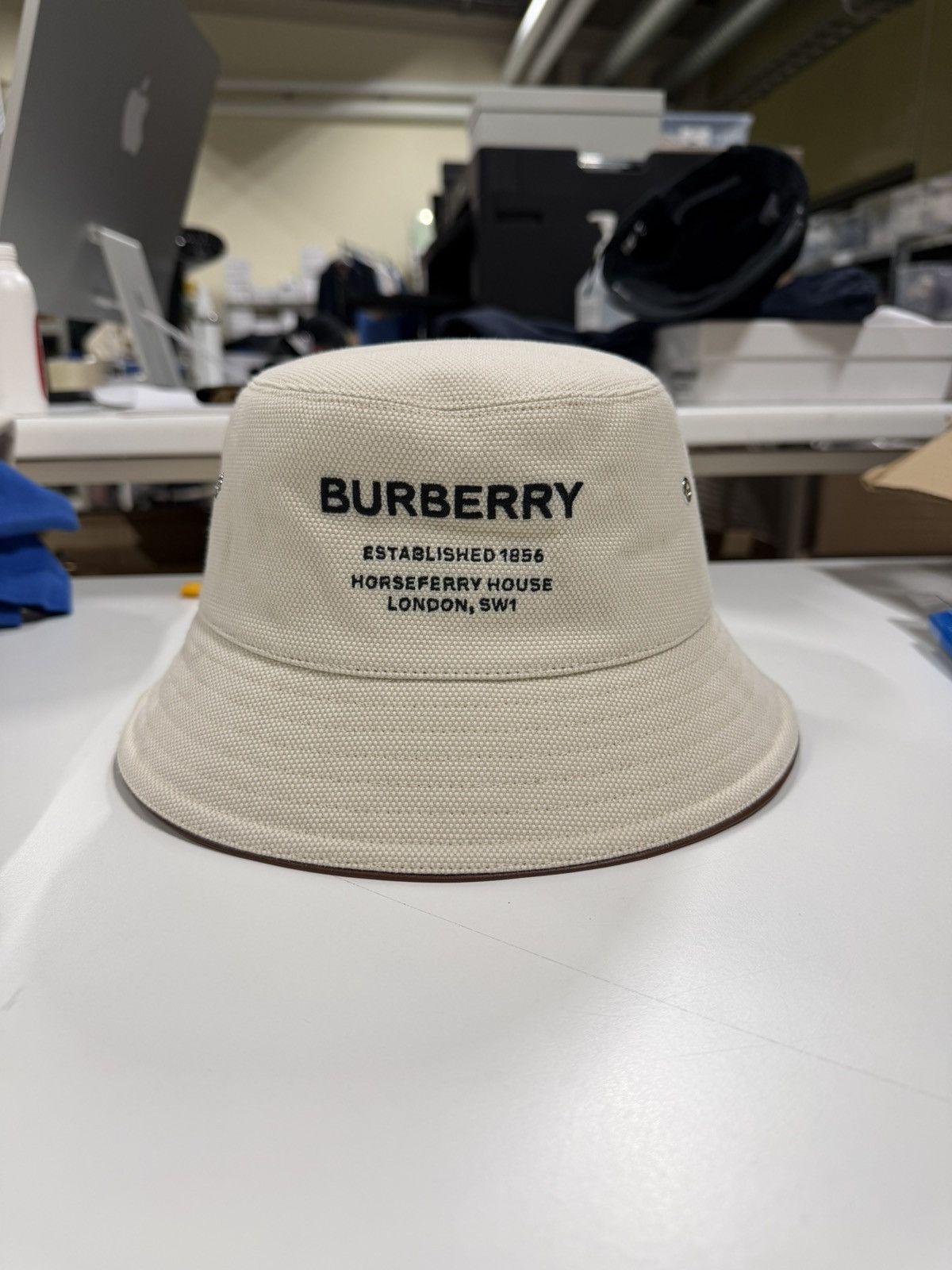 Burberry Burberry Logo Embroidery Bucket Hat NEW 500$ M Size ONE SIZE - 1 Thumbnail