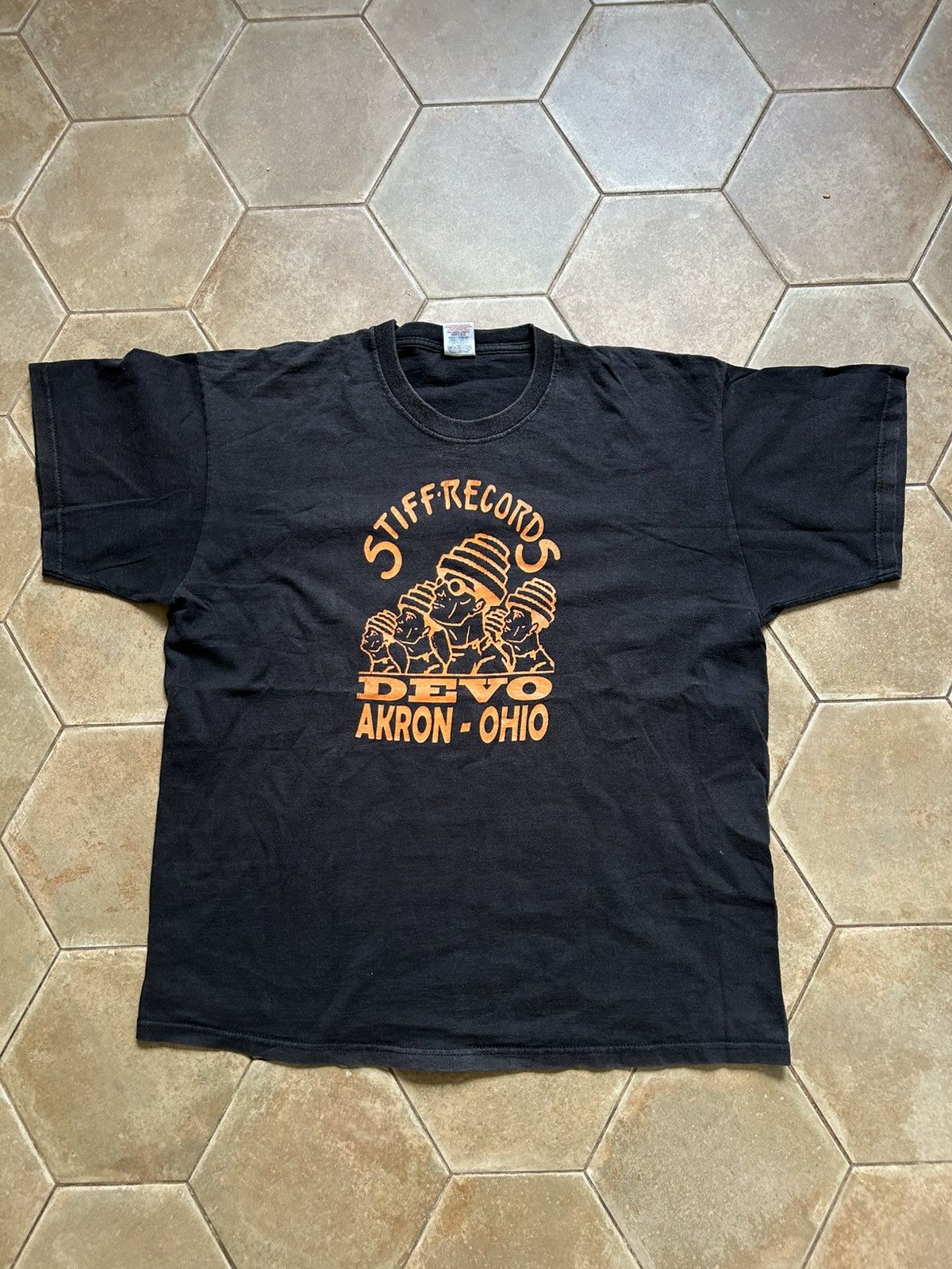 Vintage Vintage Faded DEVO Band Short Sleeve T-Shirt Black Cotton Size US XL / EU 56 / 4 - 1 Thumbnail