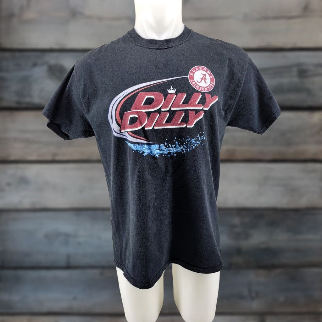 Gildan VINTAGE Alabama Crimson Tide Shirt Mens Large Black Short Sleeve Dilly Dilly Adult Size US L / EU 52-54 / 3 - 1 Thumbnail